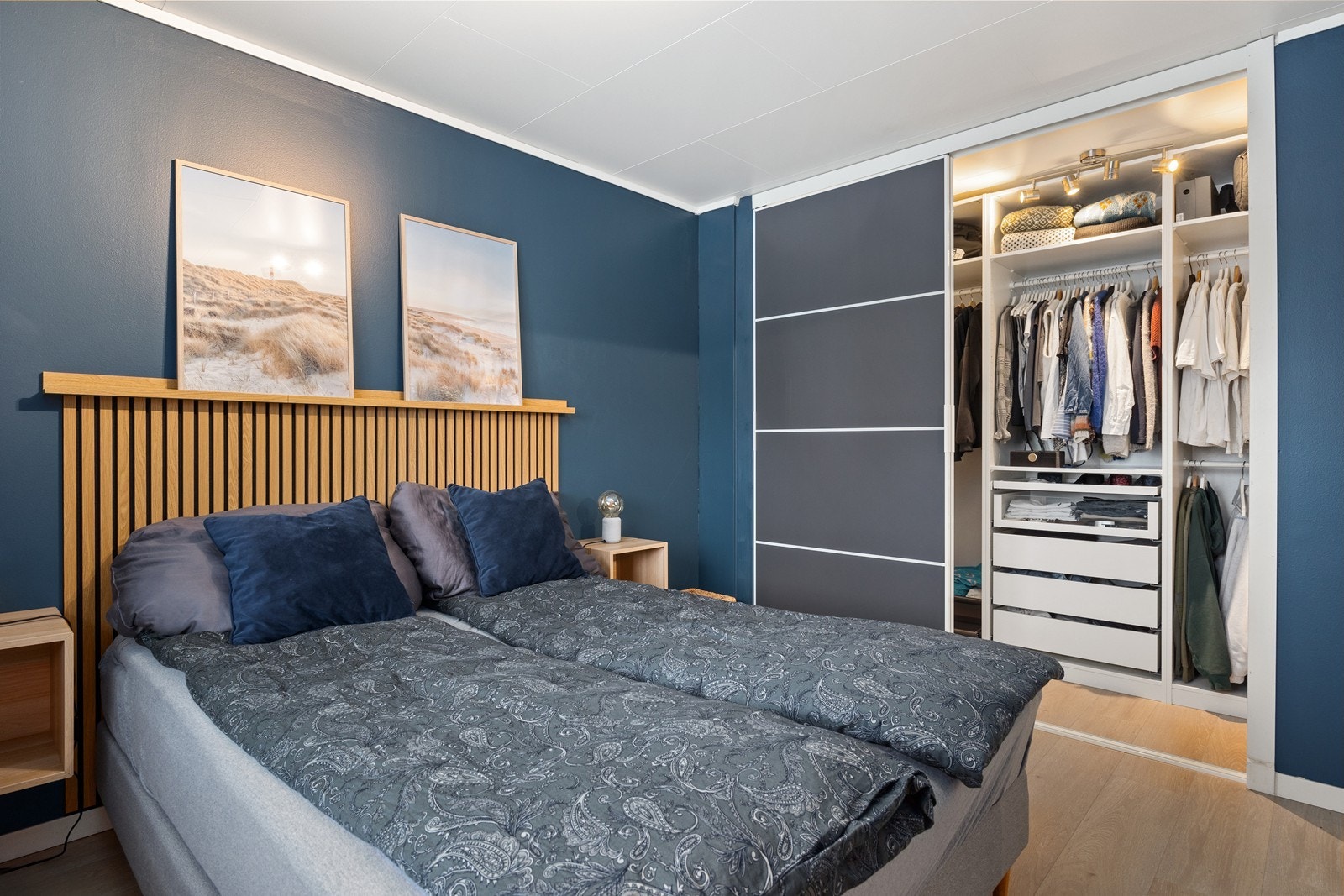 Stilrent walk-in closet som kombinerer funksjon og komfort - en praktisk luksus i hverdagen. Galleribilde