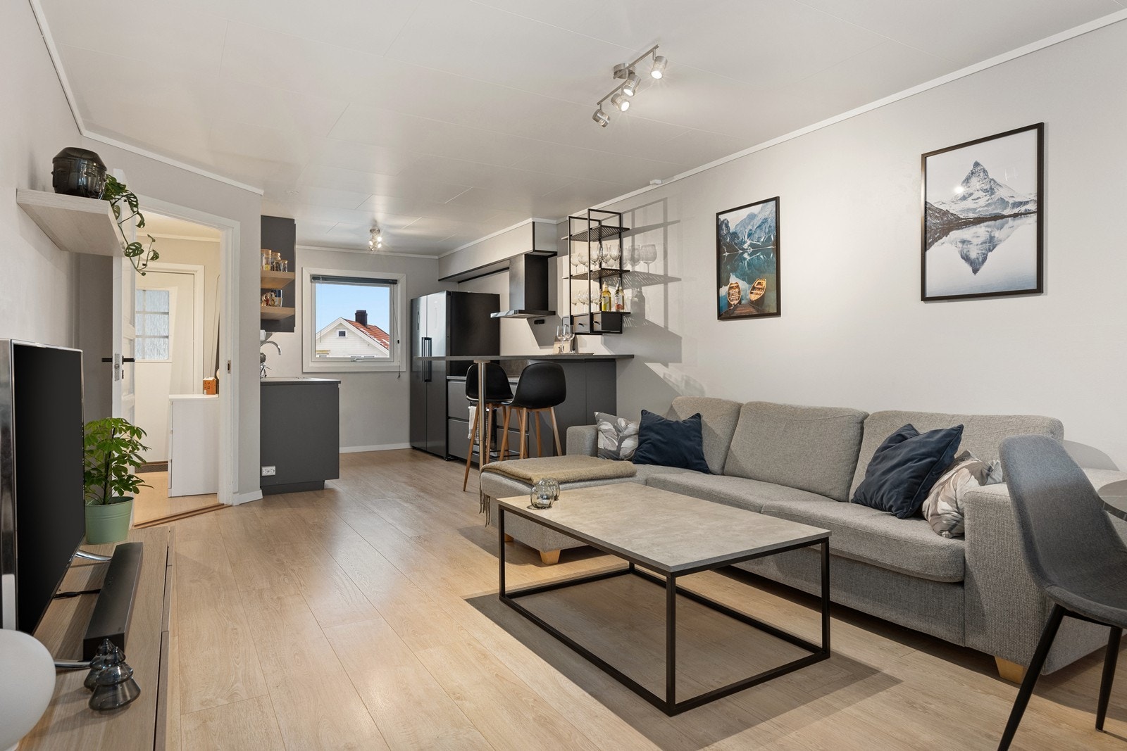 Helhetlig og åpen planløsning som skaper gode soner for både matlaging, måltider og avslapning. Galleribilde