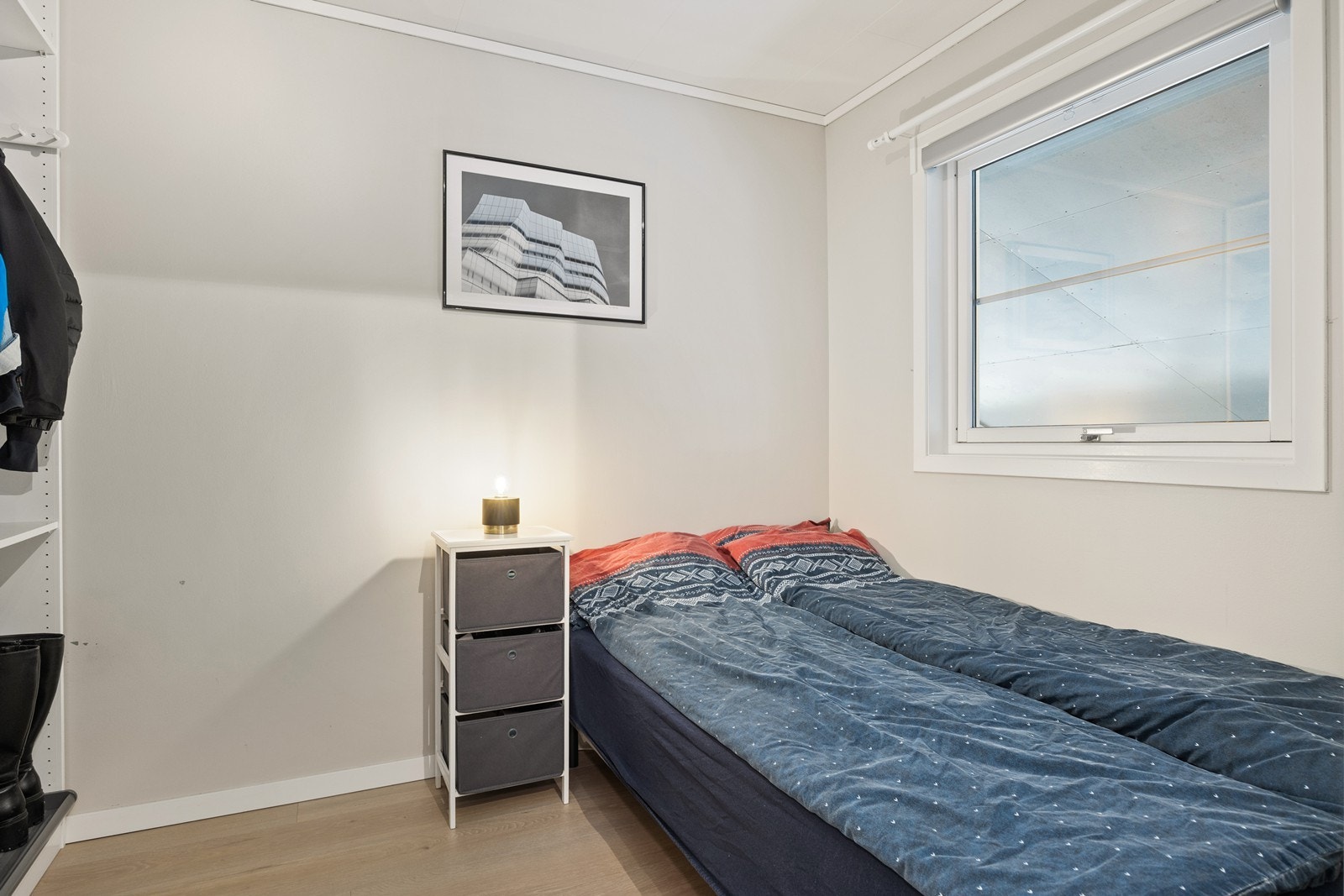 Lyst og hyggelig soverom med god plass til både seng og oppbevaring Galleribilde