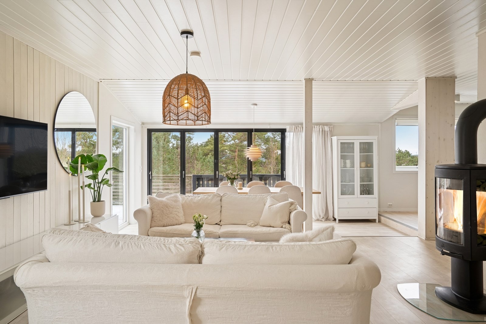 De store vindusflatene sørger for godt med naturlig lys, noe som skaper en god atmosfære. Galleribilde