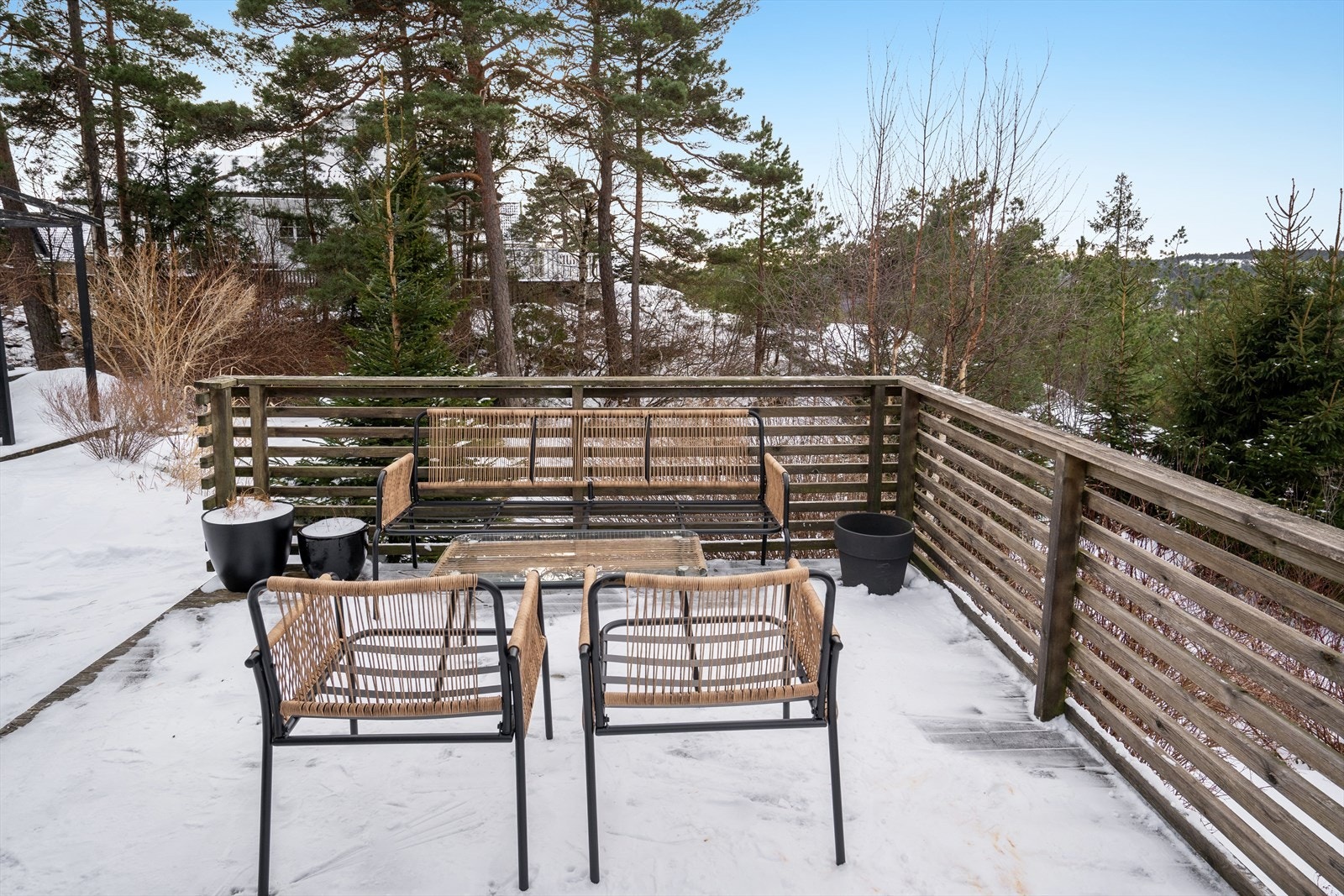 Her er det rikelig plass til både spisegruppe og lounge-møbler, og terrassen fører videre ut til hagen. Galleribilde