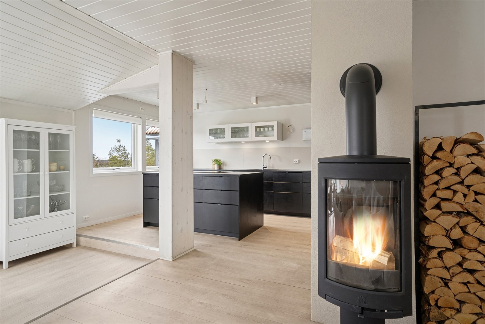 I stuen er det en peis og varmepumpe som gir godt med varme på kalde høst- og vinterdager. Galleribilde