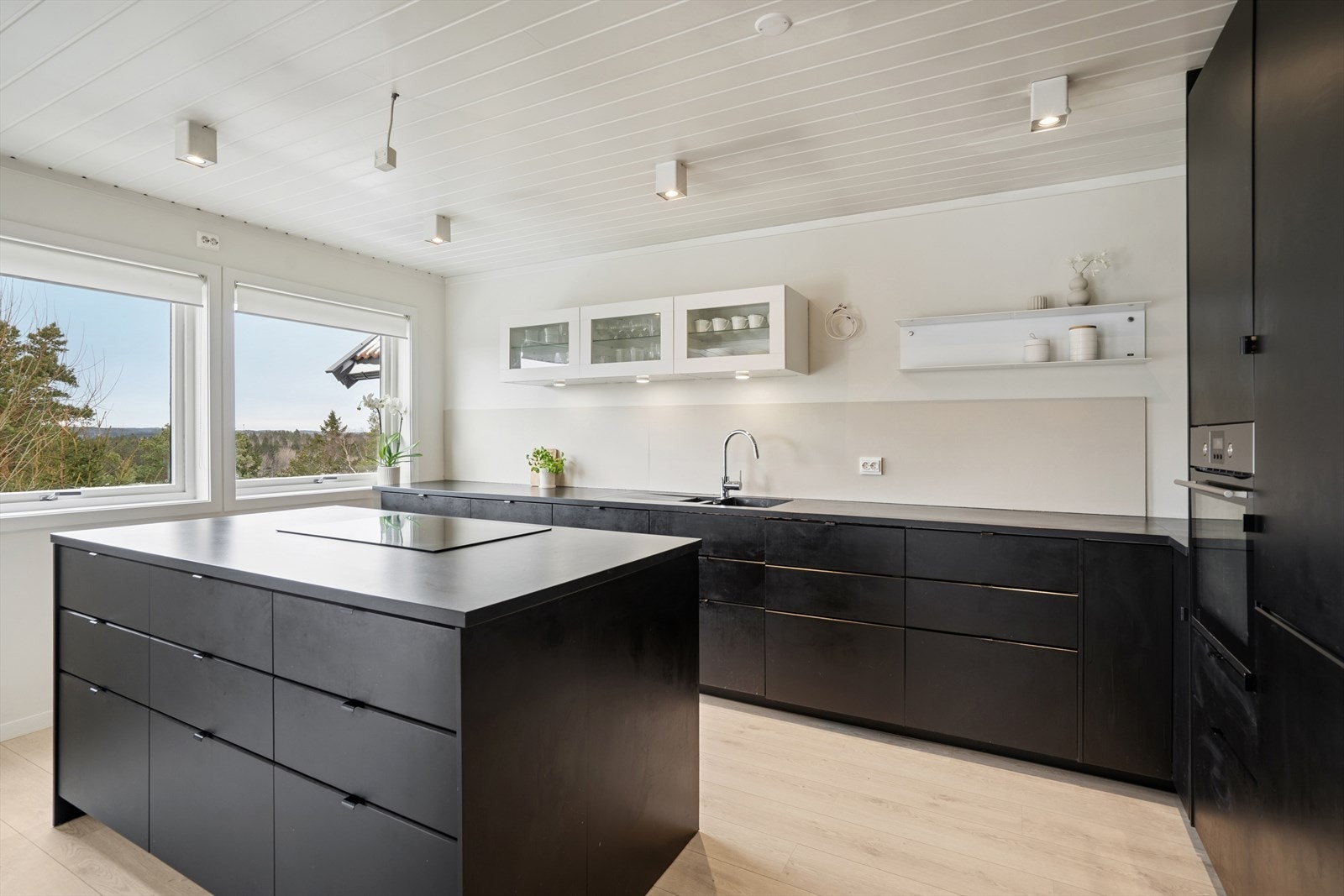 Eneboligen har en god planløsning og inneholder bl.a. en åpen løsning med stue, spisestue og kjøkken. Galleribilde