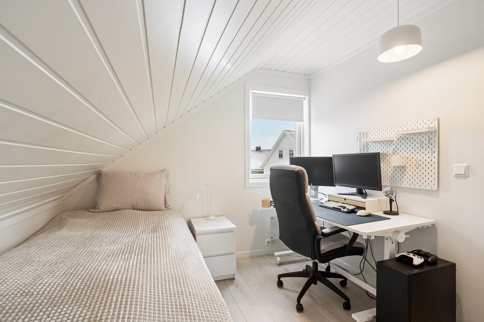 Hvert rom er utstyrt med solskjerming i form av rullegardiner montert inne i vindusnisjene. Galleribilde