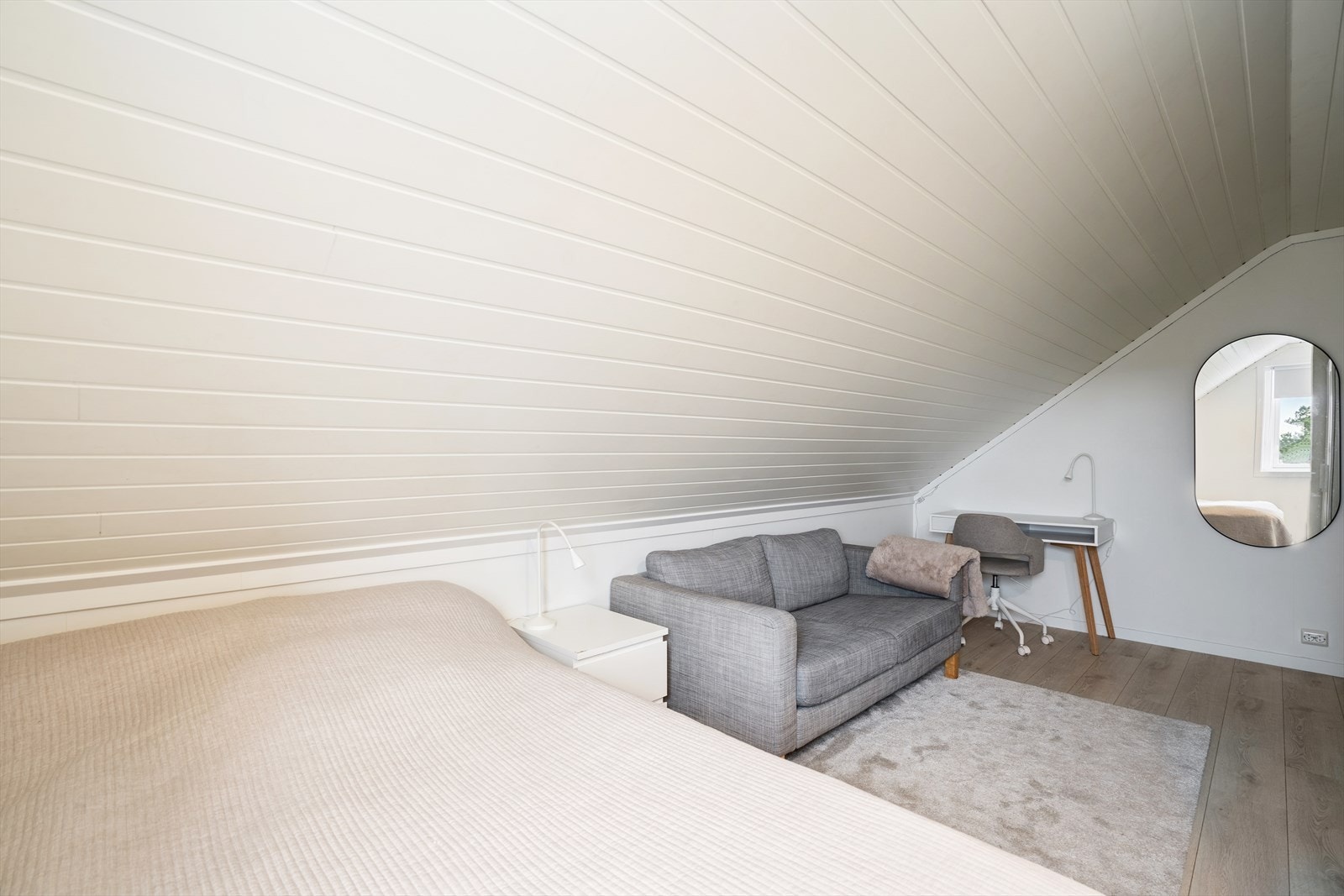 Til sammen fremstår soverommene som praktiske, lyse og funksjonelle, med et helhetlig uttrykk gjennom hele etasjen. Galleribilde