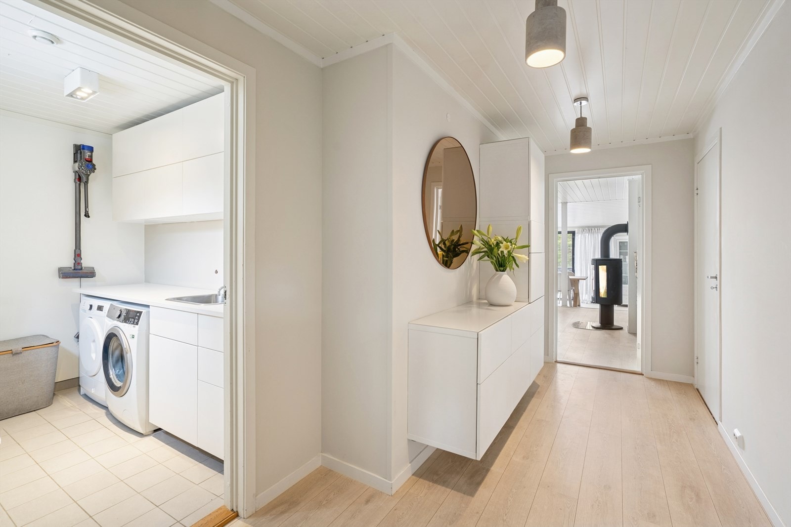 Fra entréen kommer du inn i gangen, som videre fører til den åpne stue-/ og kjøkkenløsningen, soverom, vaskerom og baderom. Galleribilde