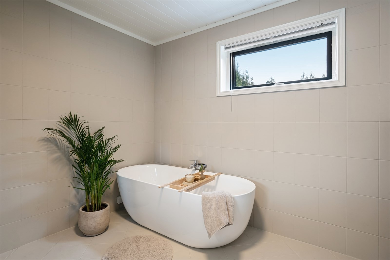 Vegger og gulv har malte fliser, og taket består av malt panel. Galleribilde