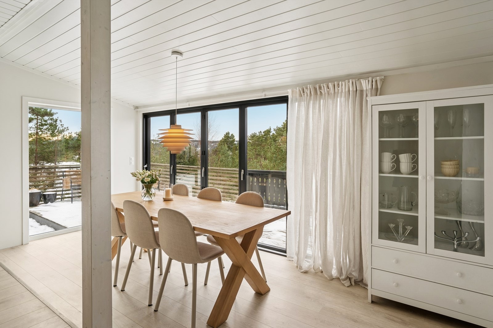 Spisestuen ligger praktisk til ved siden av kjøkkenet. Galleribilde