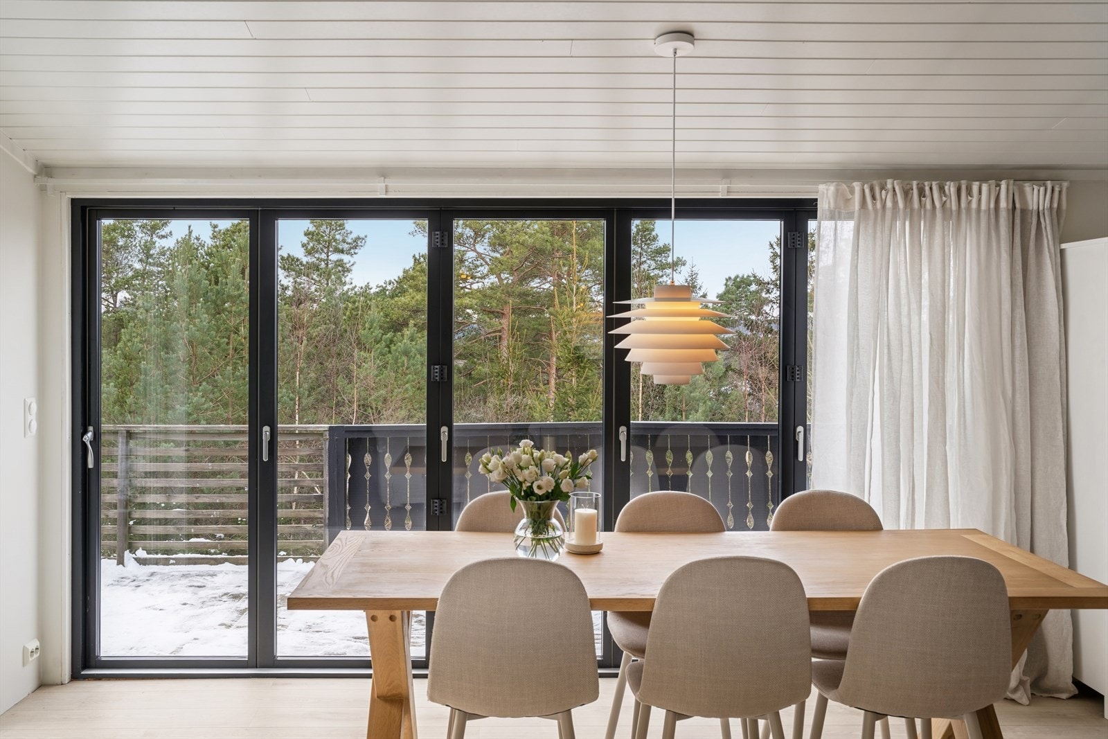 Foldedøren kan åpnes helt opp på varme sommerdager, noe som utvider rommet og skaper en sømløs overgang mellom inne- og uteområdet. Galleribilde