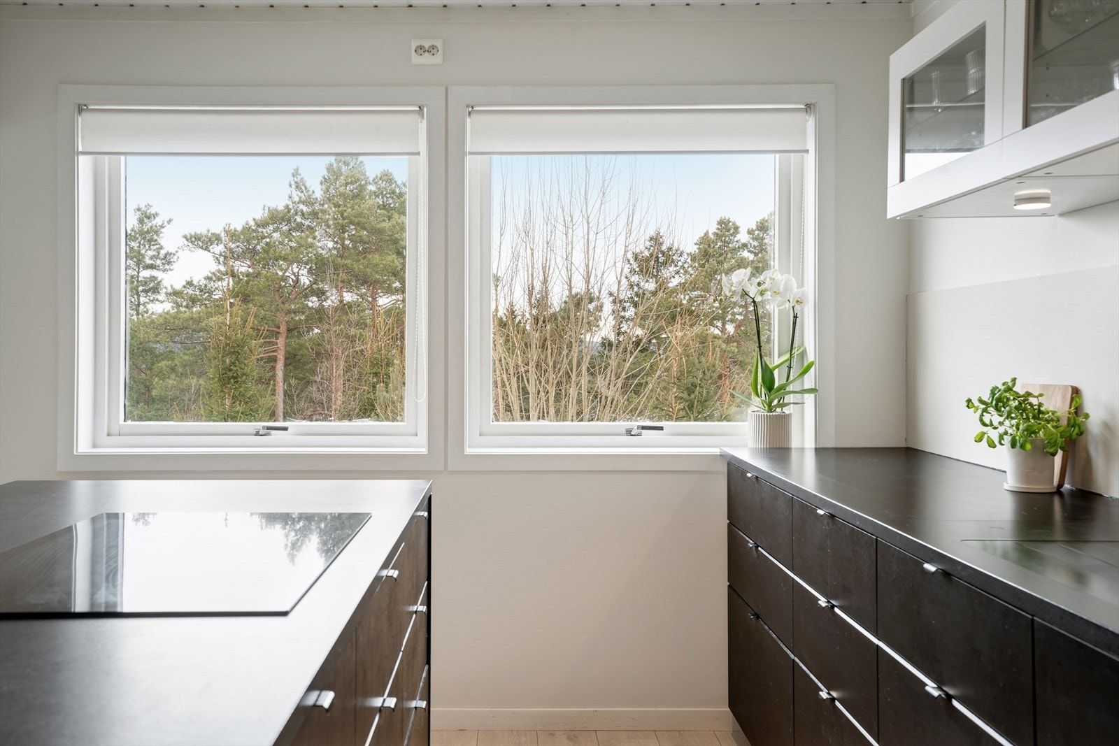 De store vindusflatene gir rikelig naturlig lysinnslipp og et behagelig utsyn som bidrar til en åpen og luftig romfølelse. Galleribilde