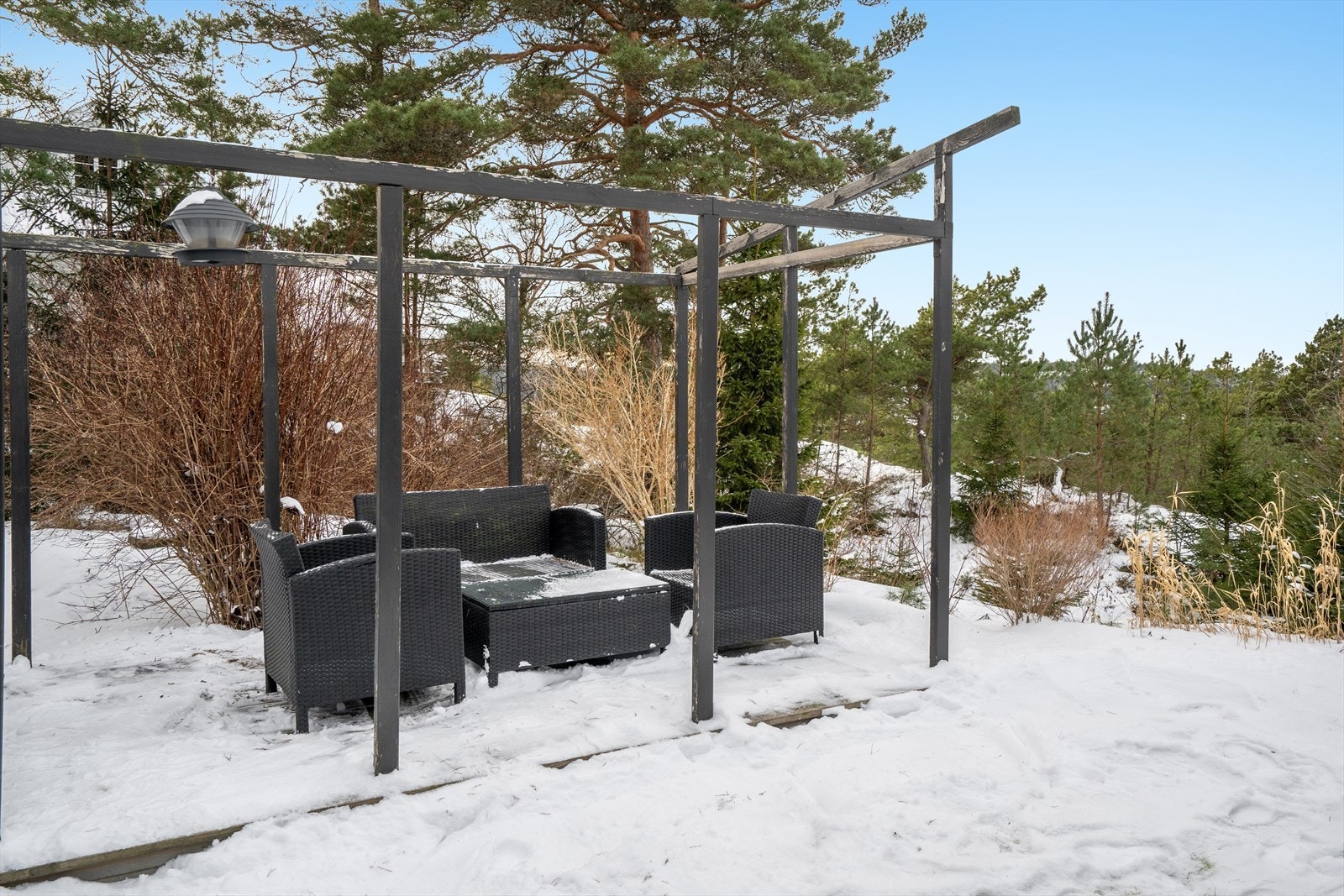 I hagen er det en opparbeidet uteplass som gir flere soner for avslapning og sosialt samvær. Galleribilde