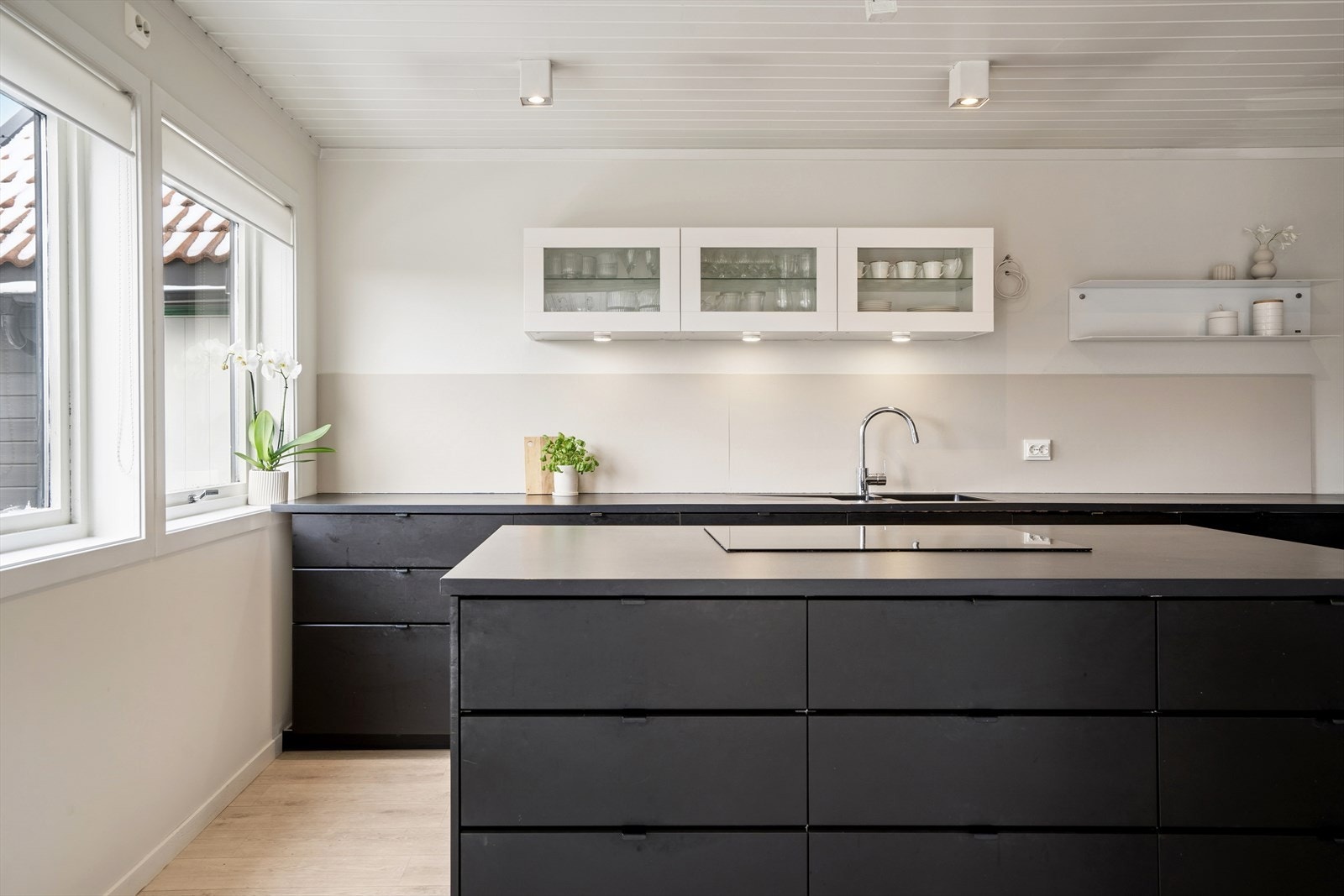 Kjøkkenet fra 2017 har malte vegger, laminatgulv og malt MDF-panel i taket. Galleribilde