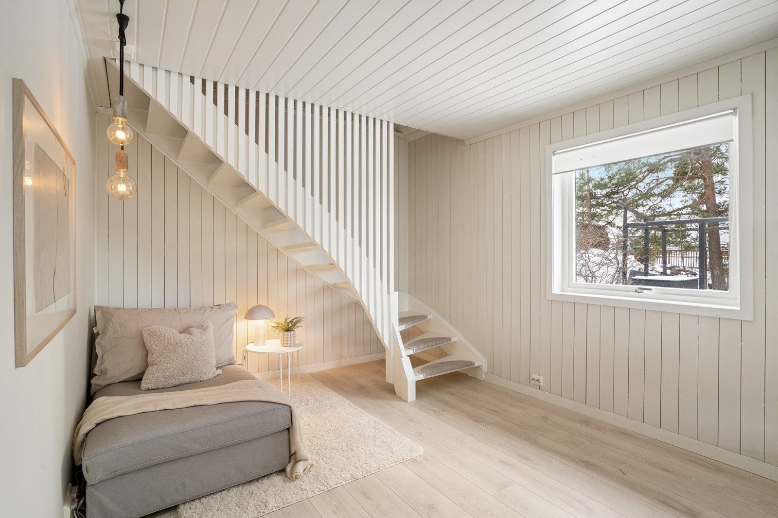 Trappen i stuen fører opp til boligens andre etasje. Galleribilde