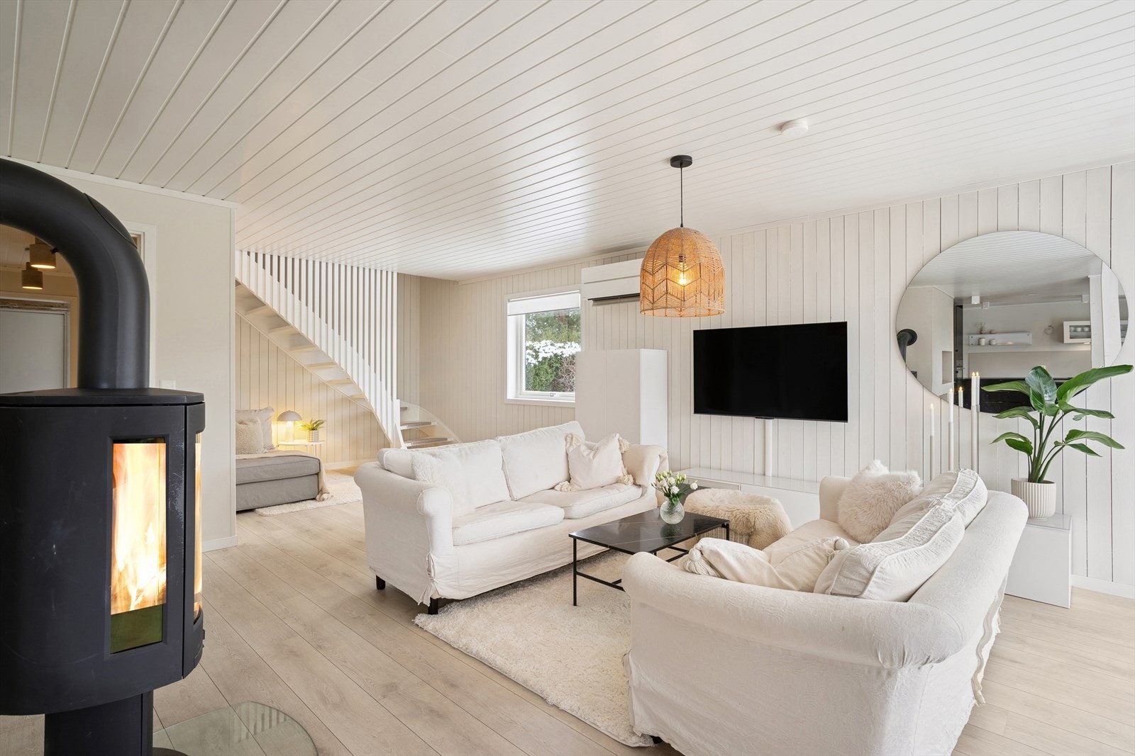 Det er god plass til sofa, TV-møblement, spisegruppe og øvrig ønsket møblement. Galleribilde