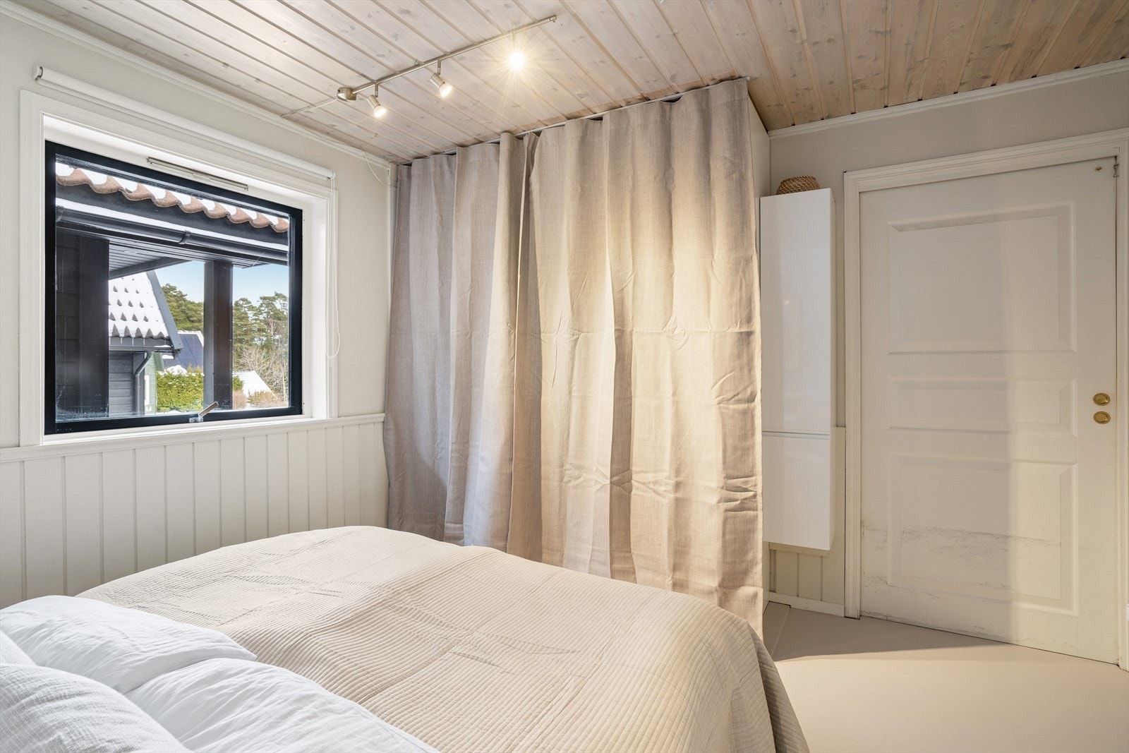 Soverommet er romslig og gir god plass til dobbeltseng, nattbord, garderobeløsning og annet ønsket møblement. Galleribilde