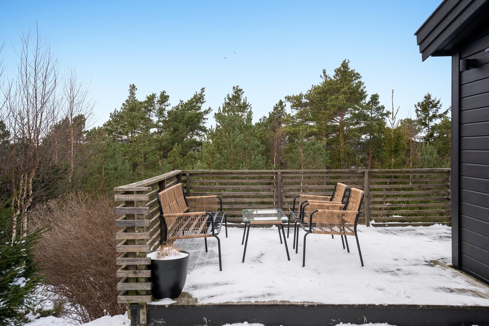 Terrassen byr på gode solforhold og ligger skjermet til, slik at uteplassen oppleves usjenert. Galleribilde