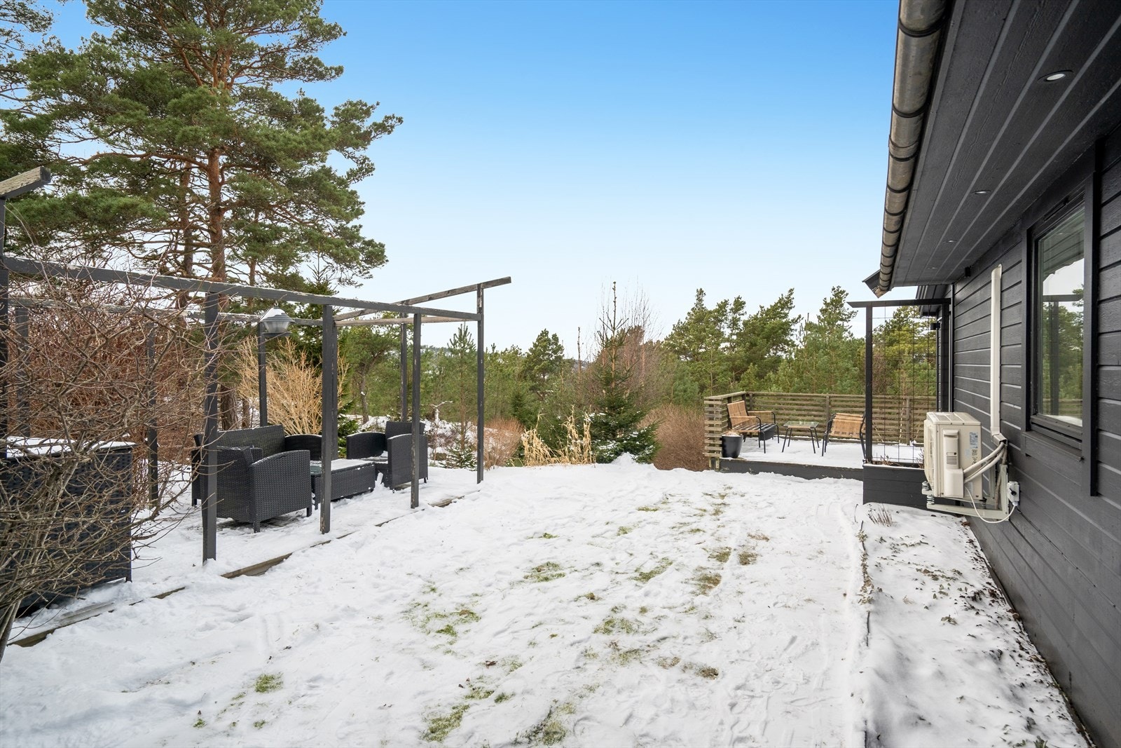 Uteområdet består av plen, busker, trær og beplantede bedd, i tillegg til partier med fjell og naturtomt som gir et variert uttrykk. Galleribilde