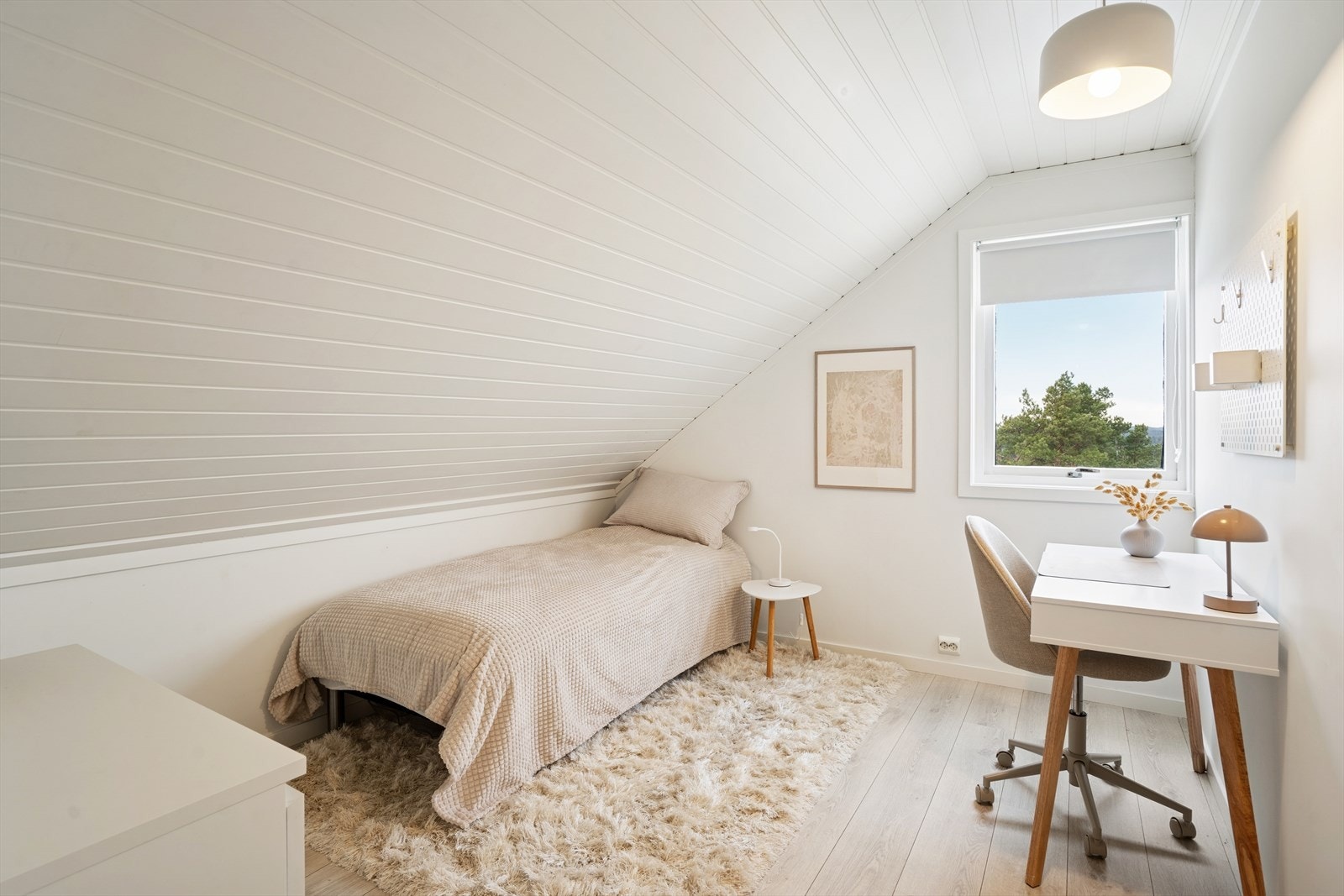 I 2. etasje ligger tre tilnærmet like soverom. Galleribilde