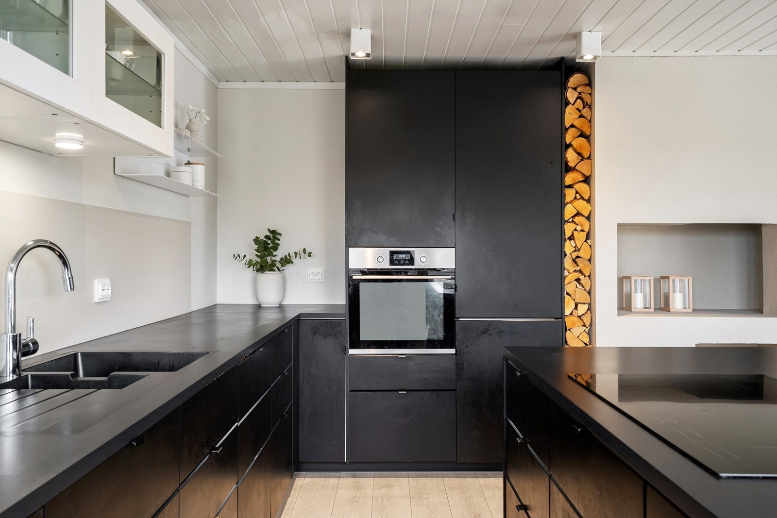 Innredningen er fra Ikea, og rommet er utstyrt med integrert 80 cm platetopp, stekeovn, oppvaskmaskin og kjøl/fryseskap. Benkeplatene er i laminat. Galleribilde