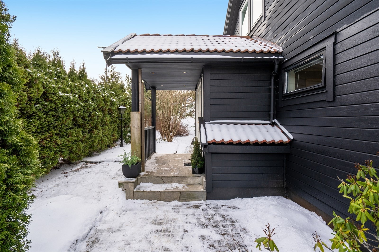 Boligen har et tiltalende overbygd inngangsparti med en skiferlagt trapp. Galleribilde