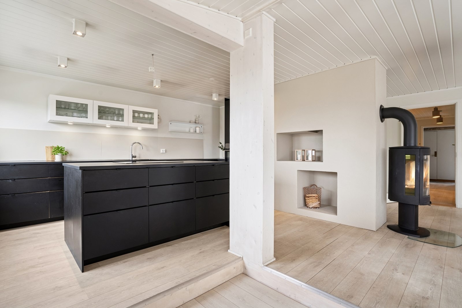 Det er også en praktisk kjøkkenøy som gir ekstra arbeidsplass og oppbevaring. Galleribilde