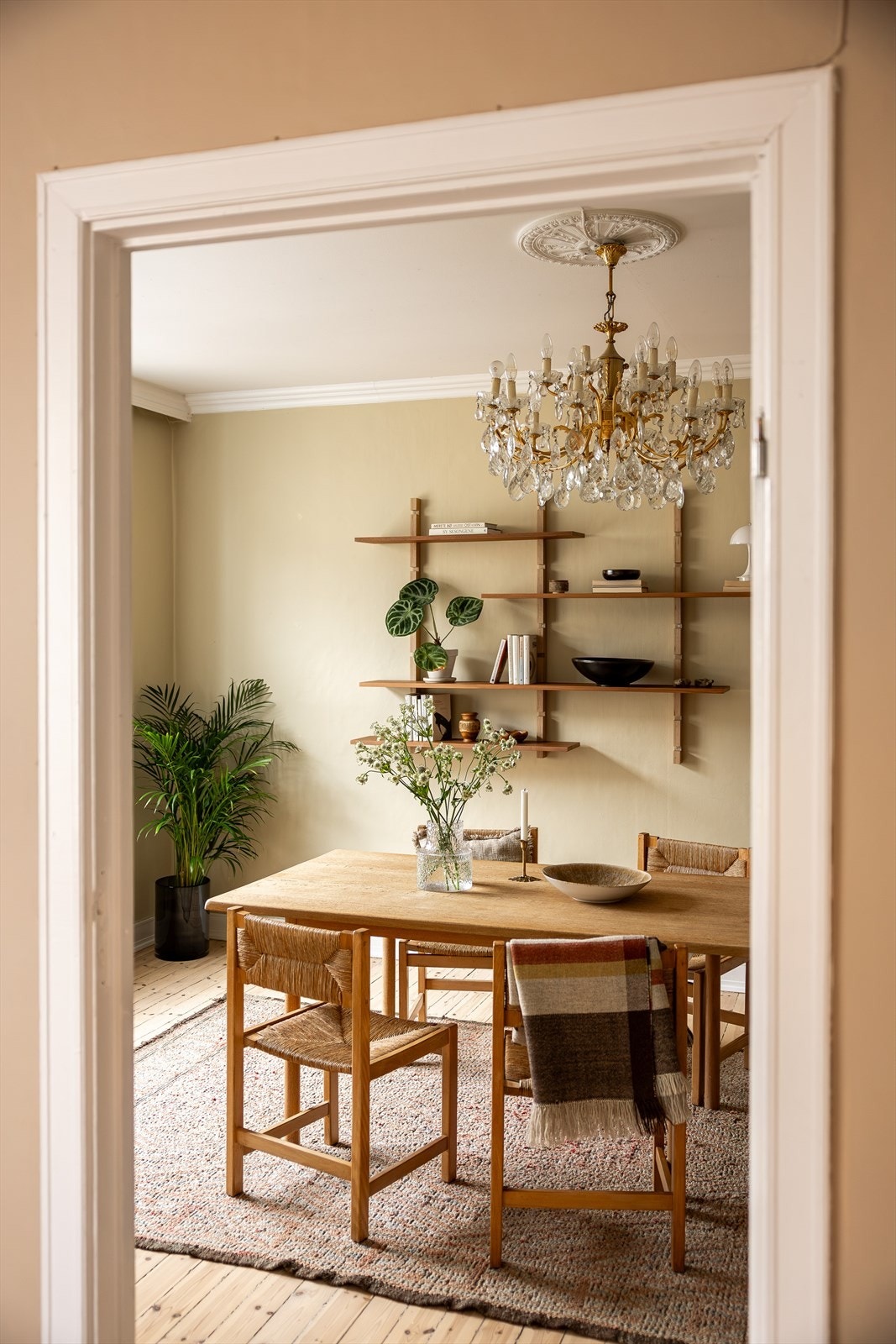 Spisestuen har klassiske detaljer som rosett i taket. Galleribilde