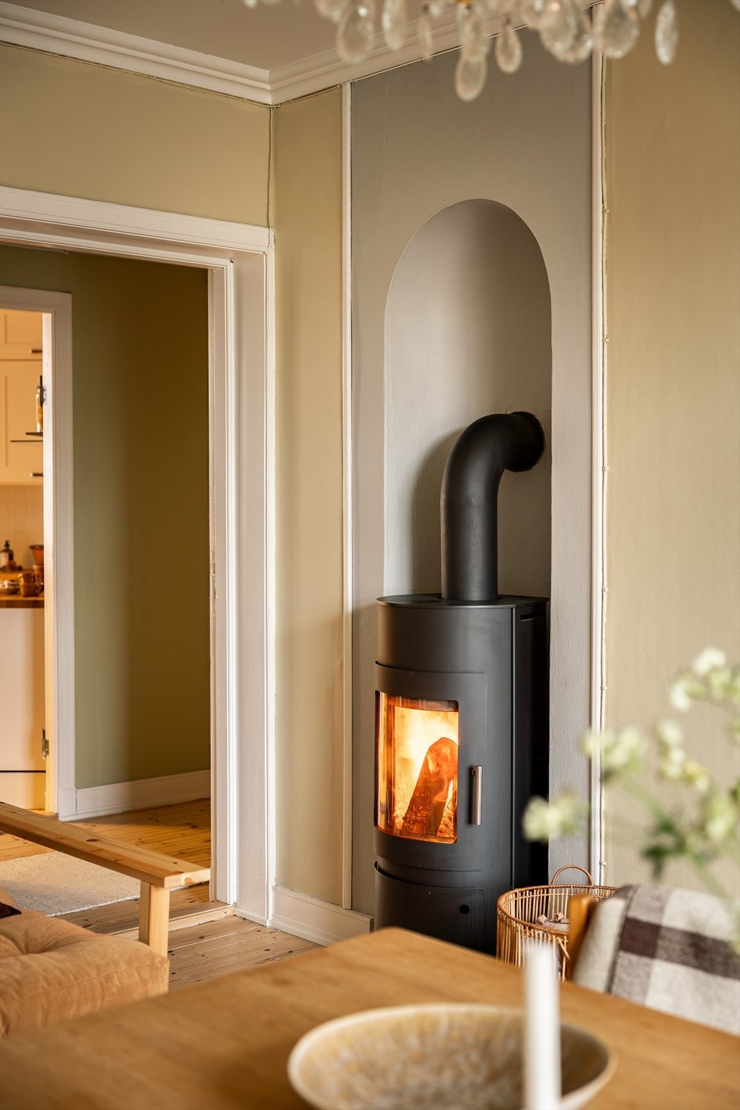 Peisovnen sørger for varme på de kalde vinterdagene. Pipeløpet ble rehabilitert i 2015. Galleribilde