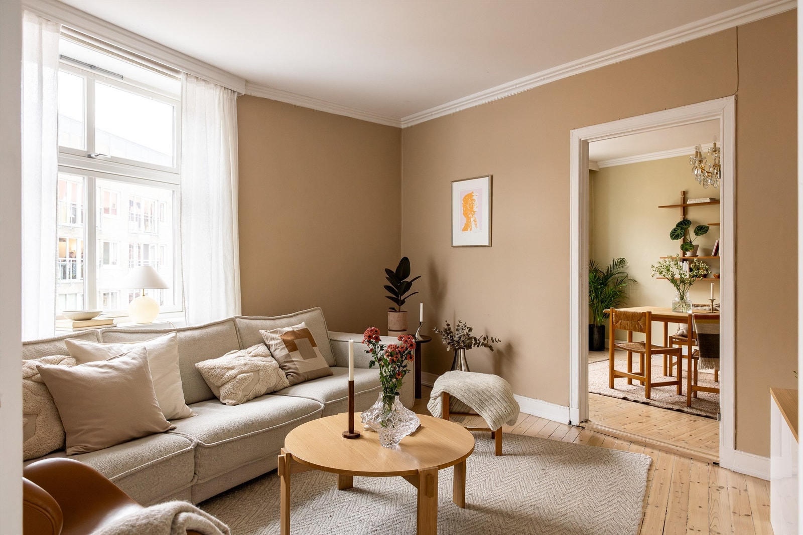 Denne flotte og sjarmerende leiligheten har en god planløsning og består av entré, spisestue, tv-stue/rom, hovedsoverom, bad, kjøkken og balkong. Galleribilde