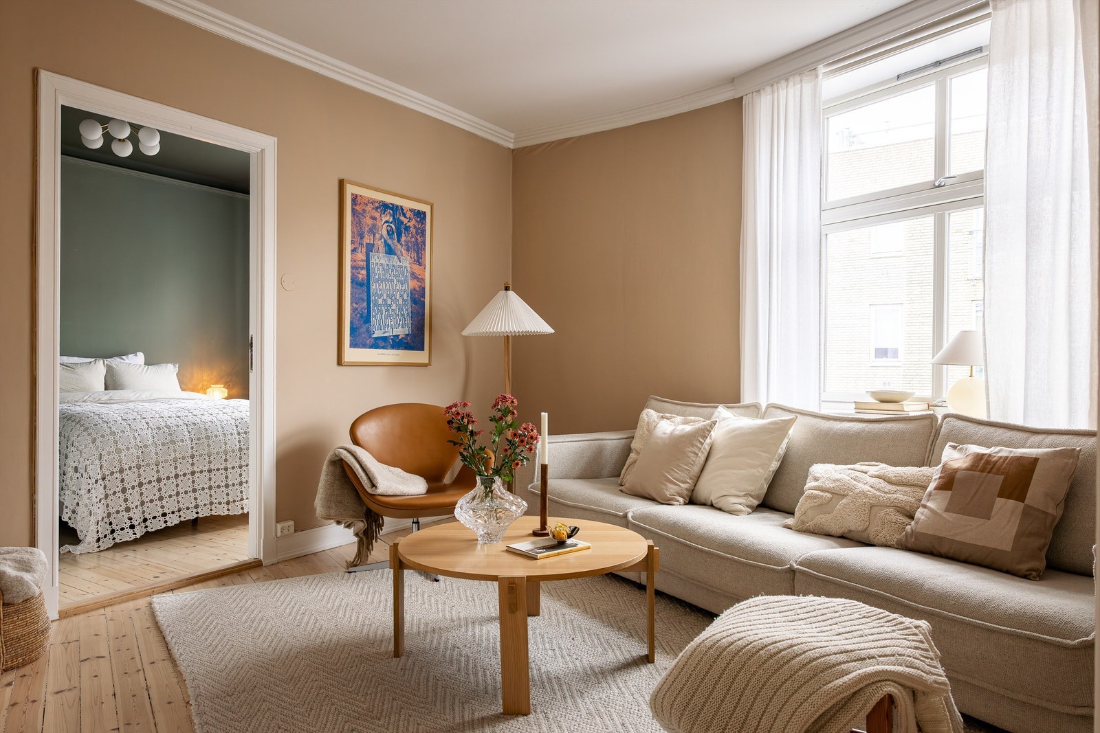 Den gjennomgående planløsningen sammen med de store vindusflatene sørger for mye naturlig lys. Galleribilde