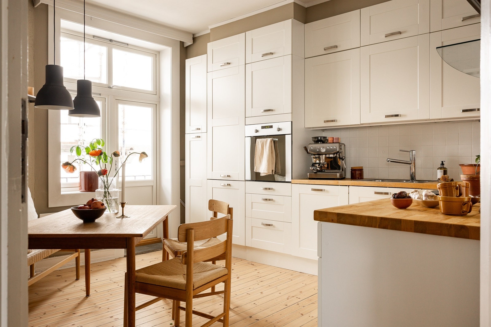 Pent, separat kjøkken med innredning fra Ikea med profilerte fronter og heltre benkeplater som gir et klassisk uttrykk. Galleribilde