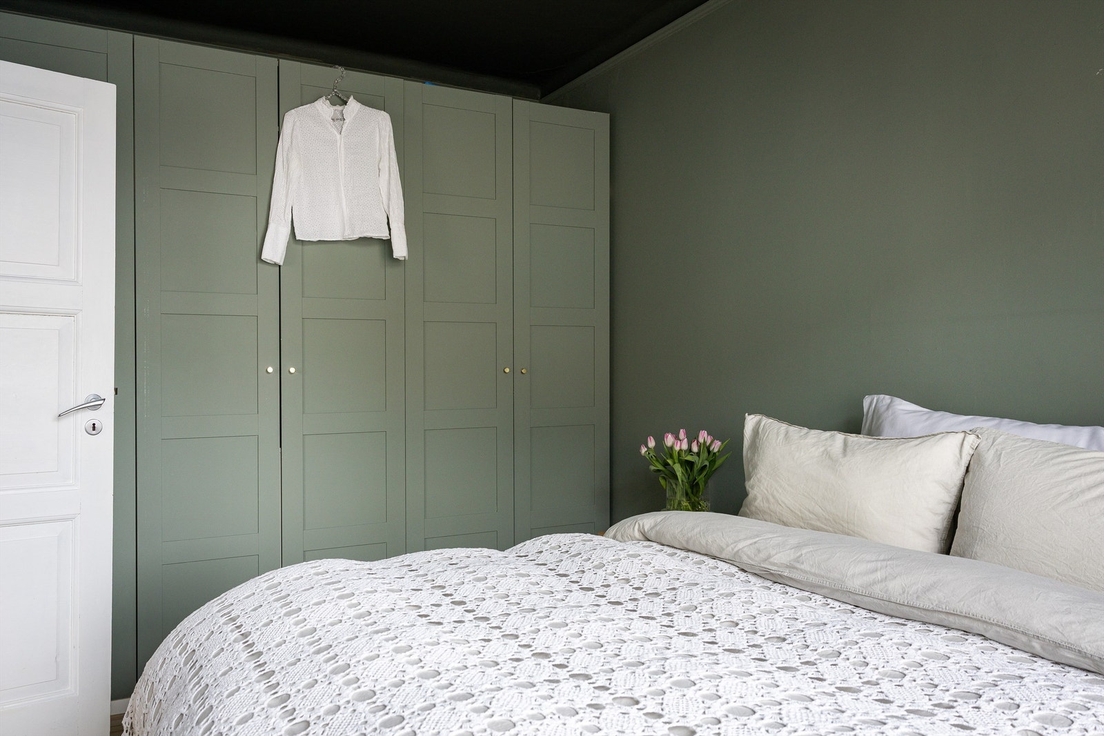 Rommet har plass til en stor dobbeltseng med tilhørende møblement i tillegg til god oppbevaringsplass i garderobeskapene. Galleribilde