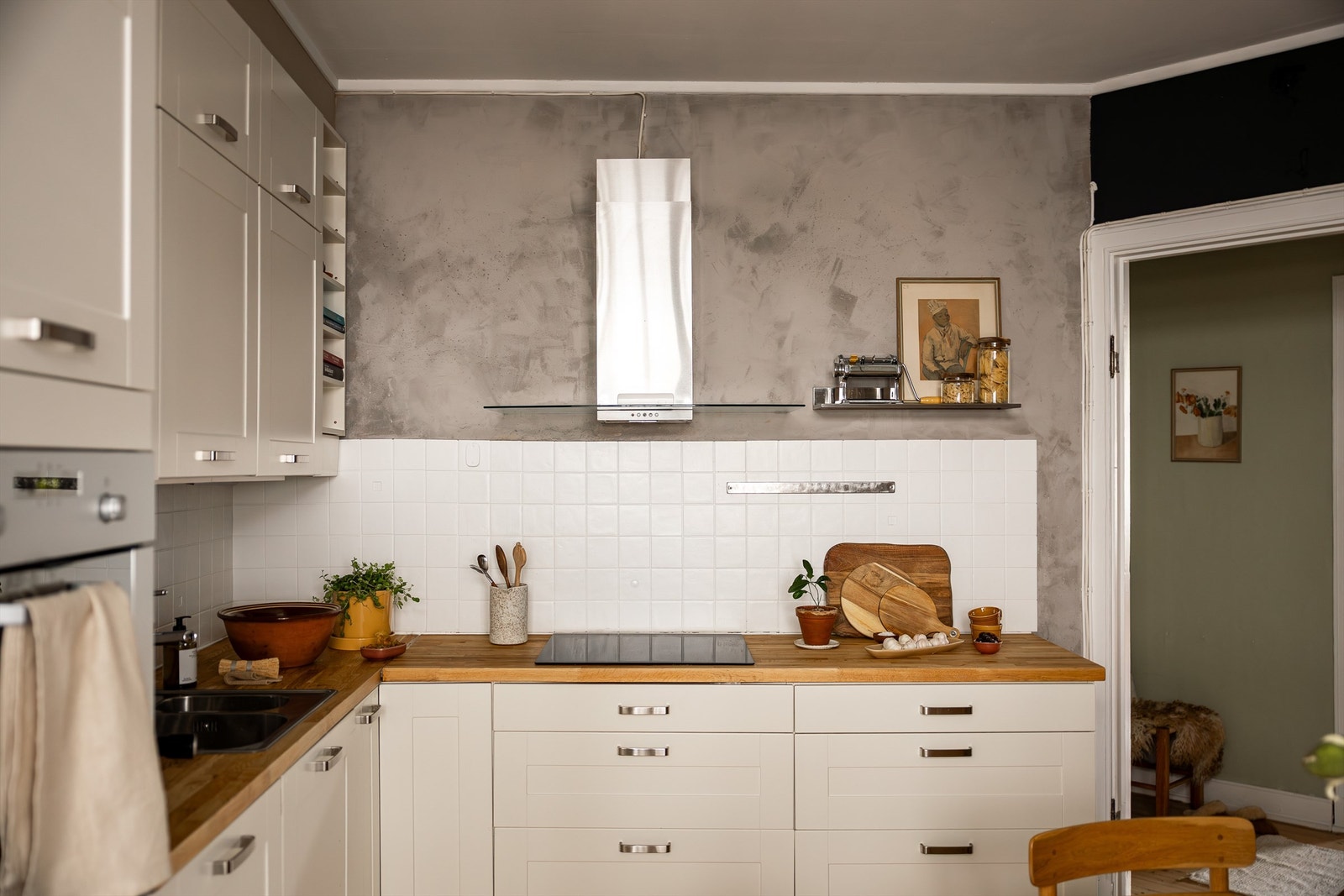 Kjøkkenet er utstyrt med integrert stekeovn og induksjonstopp, oppvaskmaskin under benk samt frittstående kjøleskap. Galleribilde