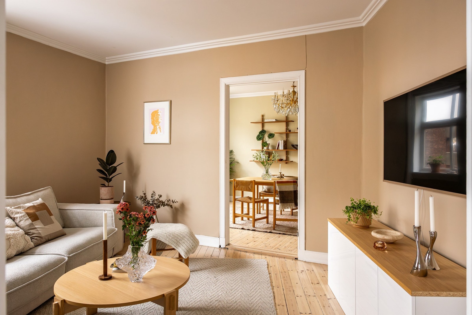 Rommet mellom hovedsoverommet og spisestuen benyttes i dag som en koselig tv-stue. Galleribilde