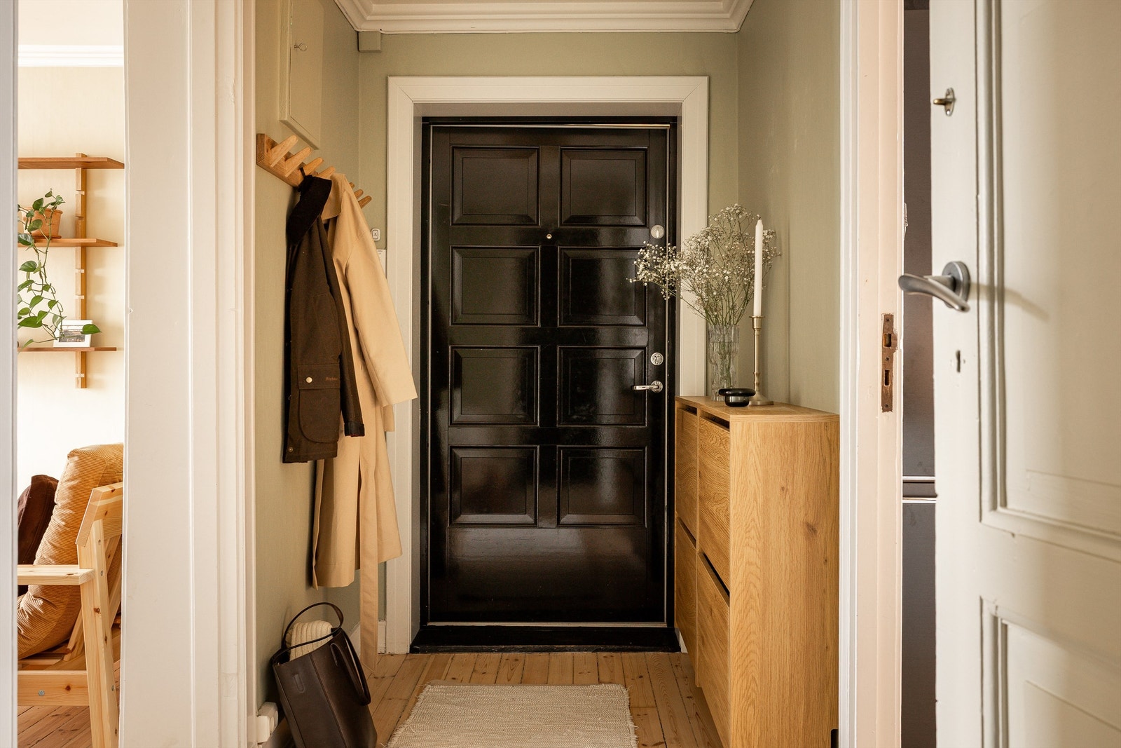 Velkommen inn til en hyggelig og sjarmerende entré som gir et godt førsteinntrykk av leiligheten! Galleribilde