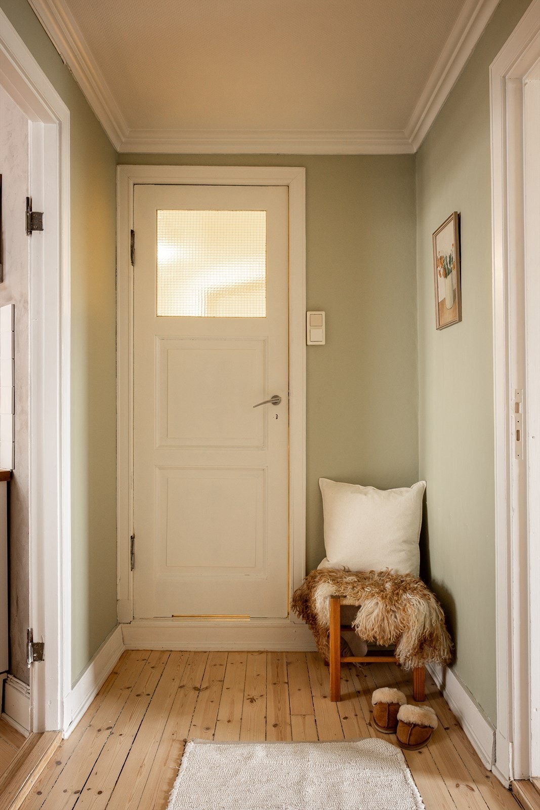 Fra entréen er det enkel adkomst til leilighetens øvrige rom. Galleribilde