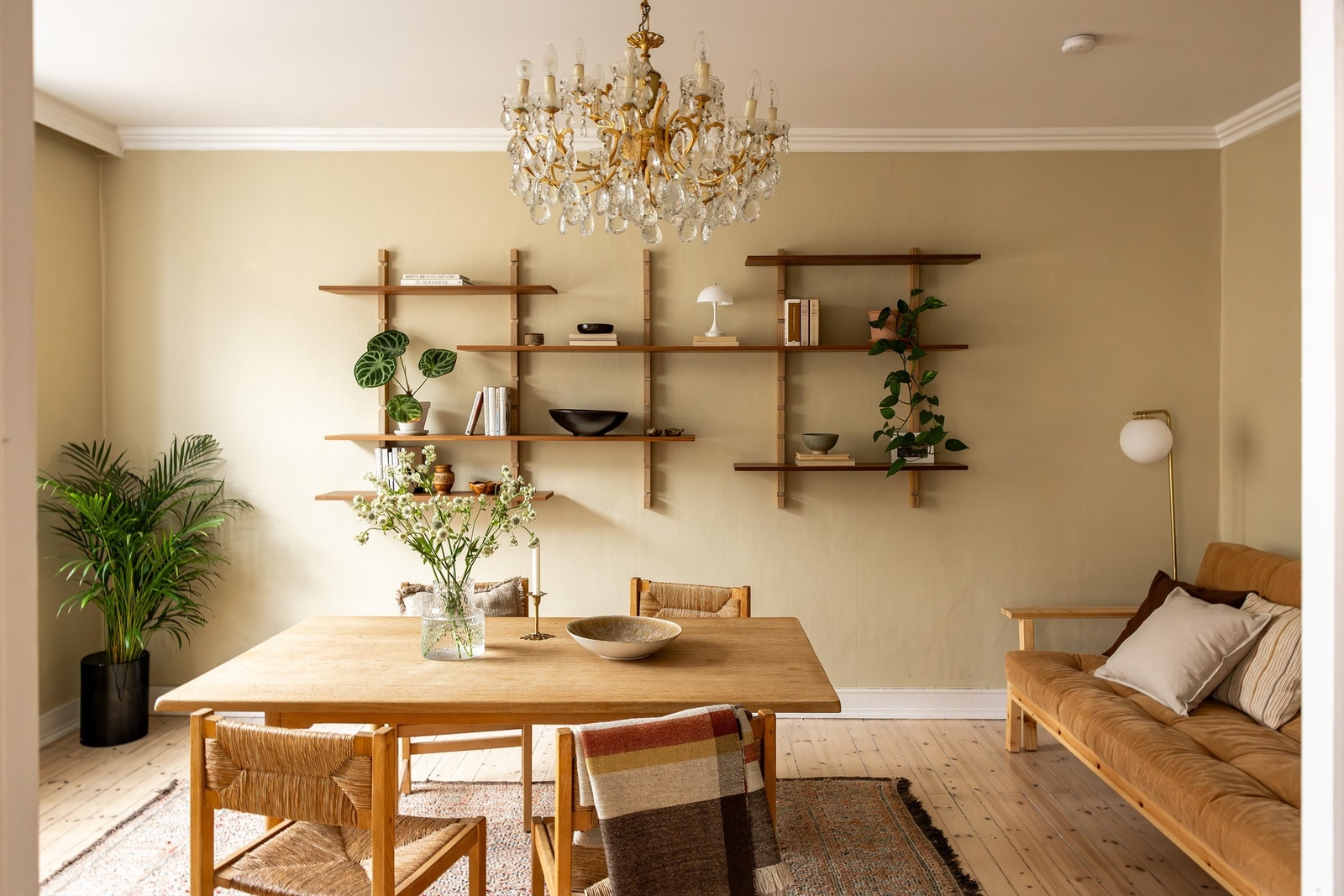 Spisestuen har en generøs takhøyde på 2,65m og har gode møbleringsmuligheter. Galleribilde