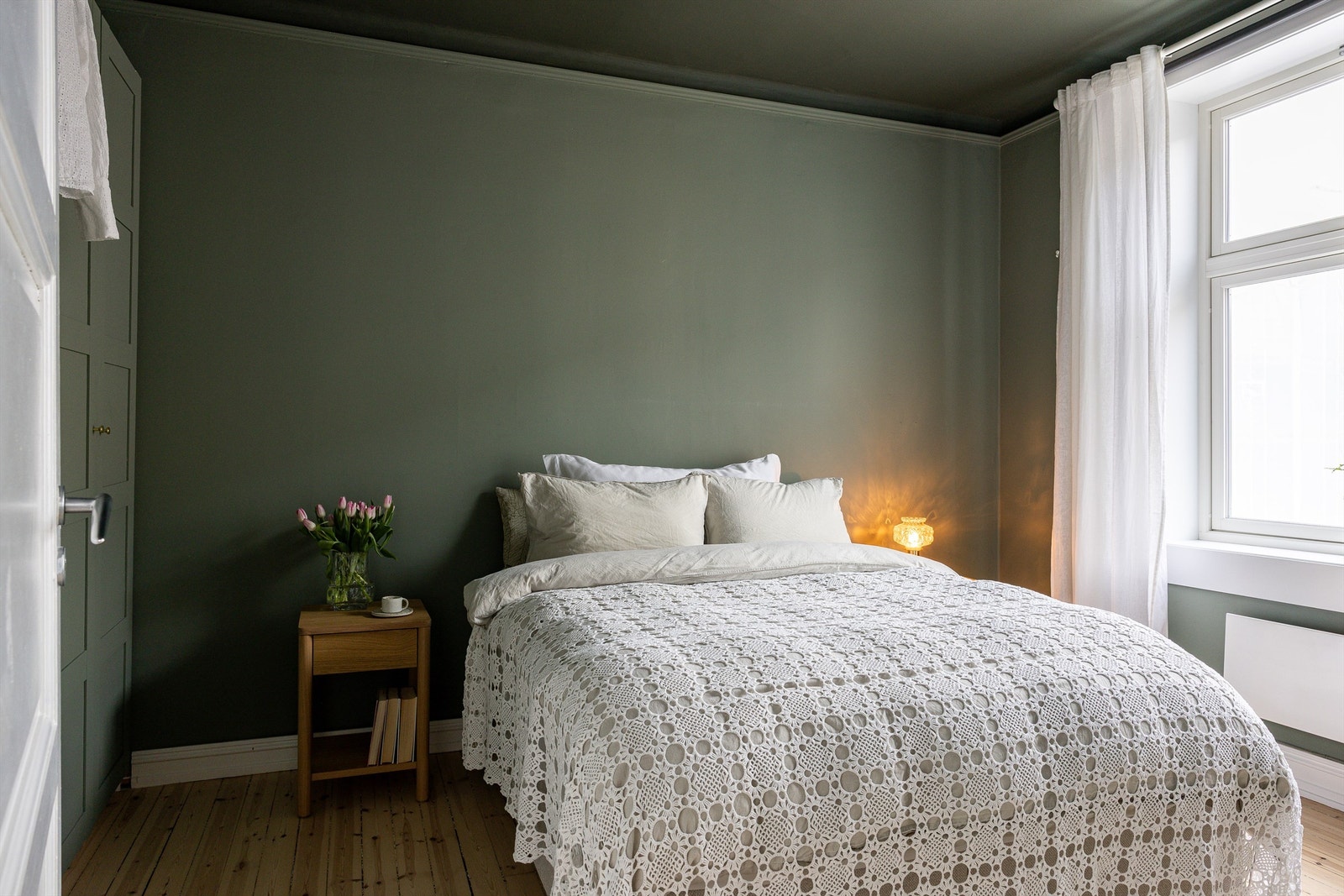 Soverommet er malt i en lun grønnfarge. Galleribilde