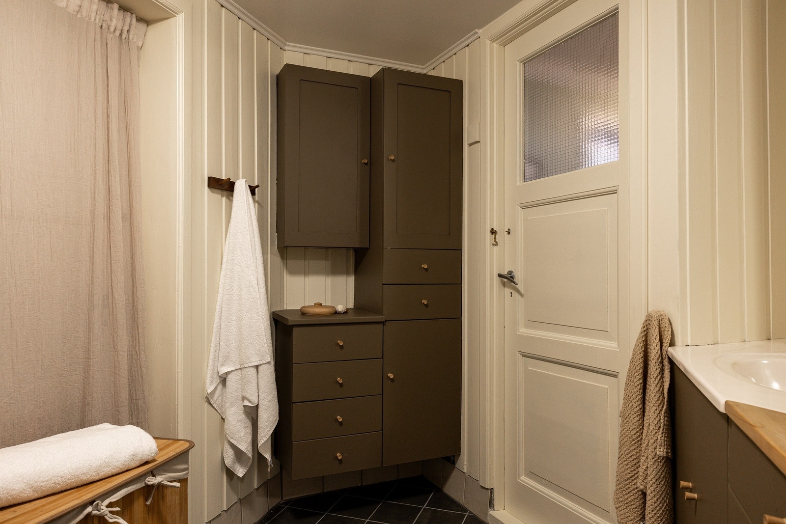 Badet har ekstra lagringsplass i det veggmontere skapet. Galleribilde