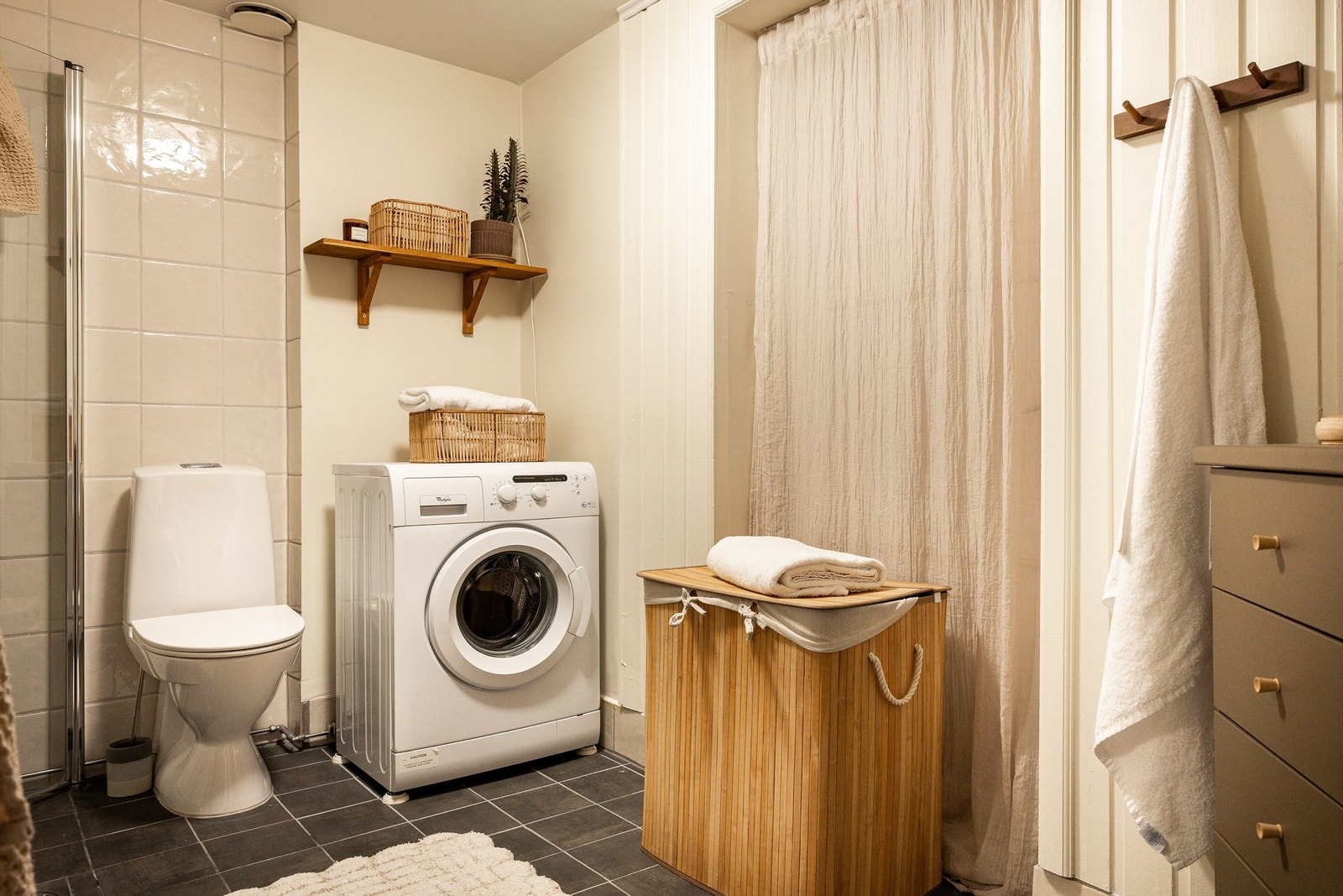 Romslig og pent flislagt bad fra 2000 med varme i gulv. Galleribilde