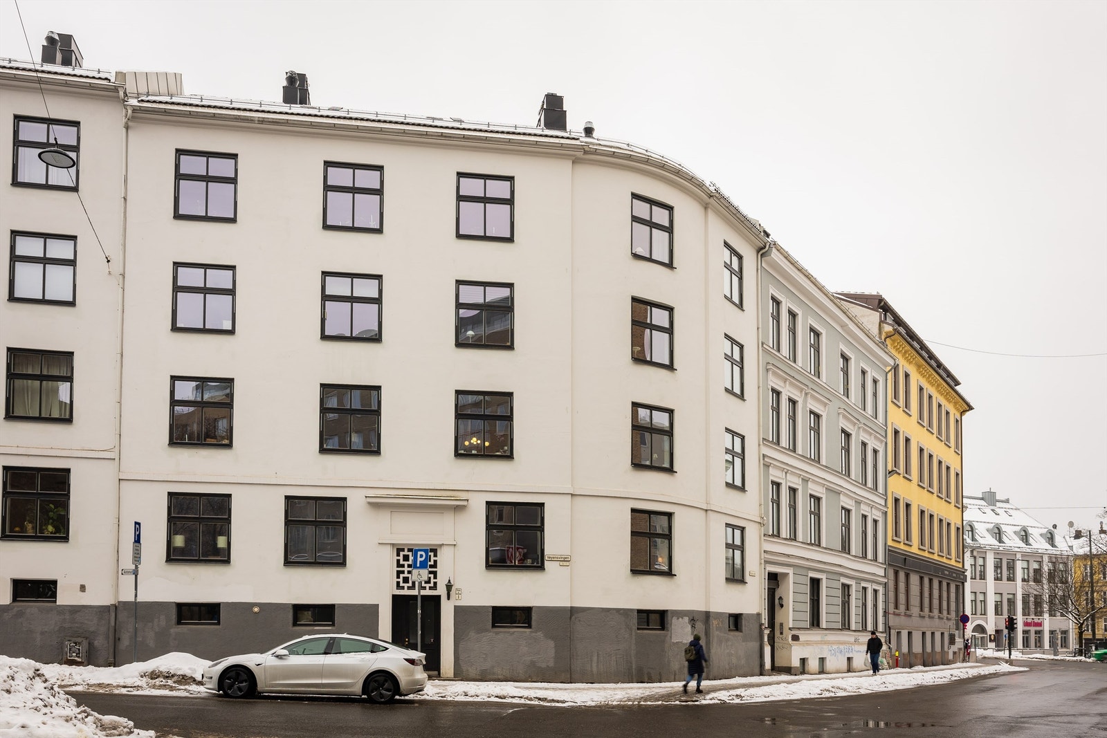 Leiligheten ligger på hjørnet i byggets fjerde etasje. Vøyensvingen har en sentral beliggenhet i et attraktivt boligområde. Galleribilde