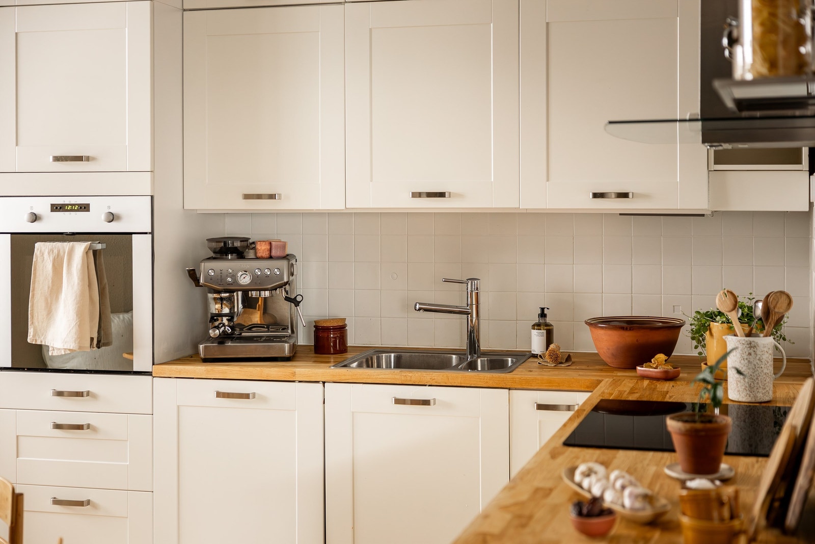 Kullfilterventilator er montert over komfyren og varmtvannsbereder på ca. 120 liter fra 2022 er praktisk plassert i kjøkkenbenken. Galleribilde