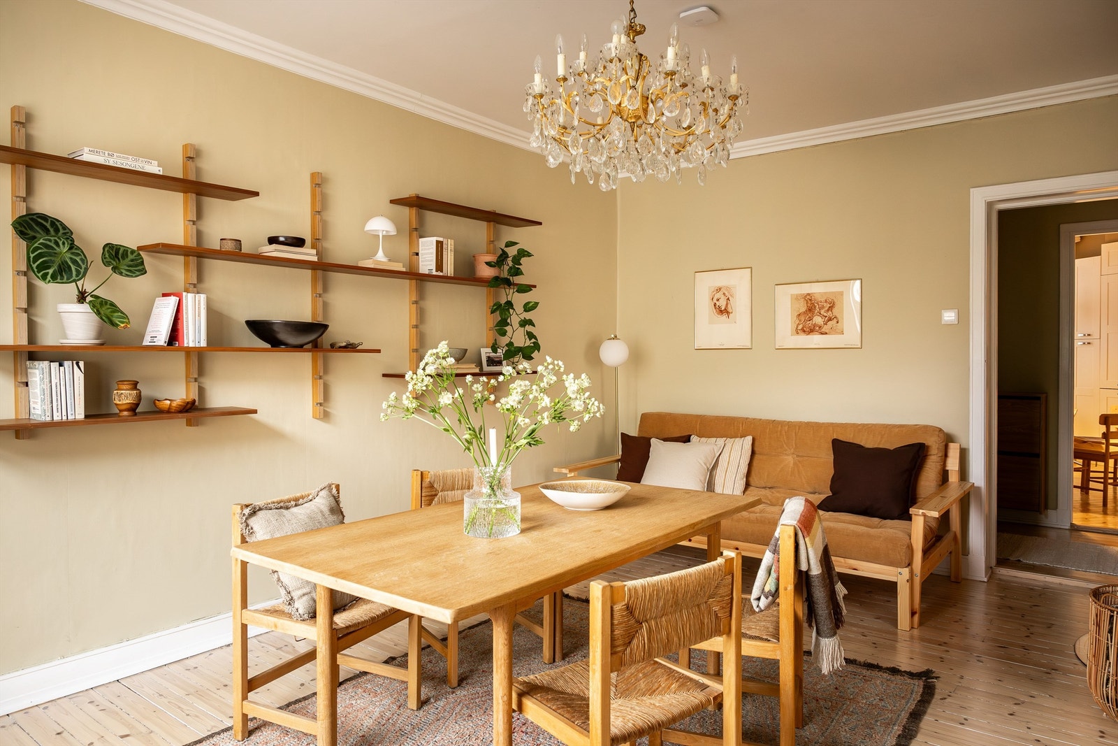 Leilighetens oppholdsrom har gjennomgående originale tregulv som skaper en lun og tidløs atmosfære. Galleribilde