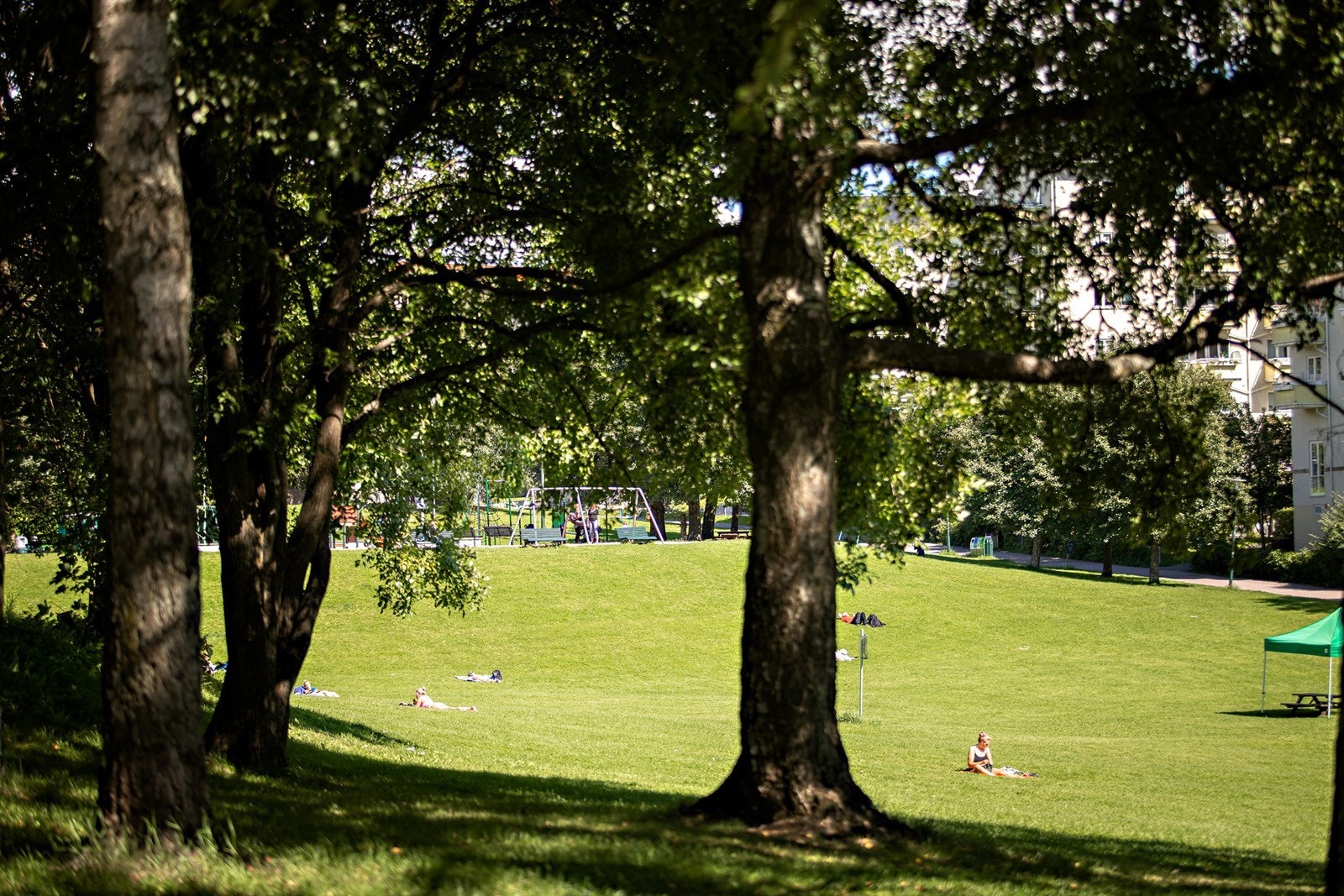 Området ligger i nærhet til det meste av fasiliteter som kollektivtransport, dagligvarebutikker, vinmonopol, restauranter og kaféer med uteservering. Galleribilde