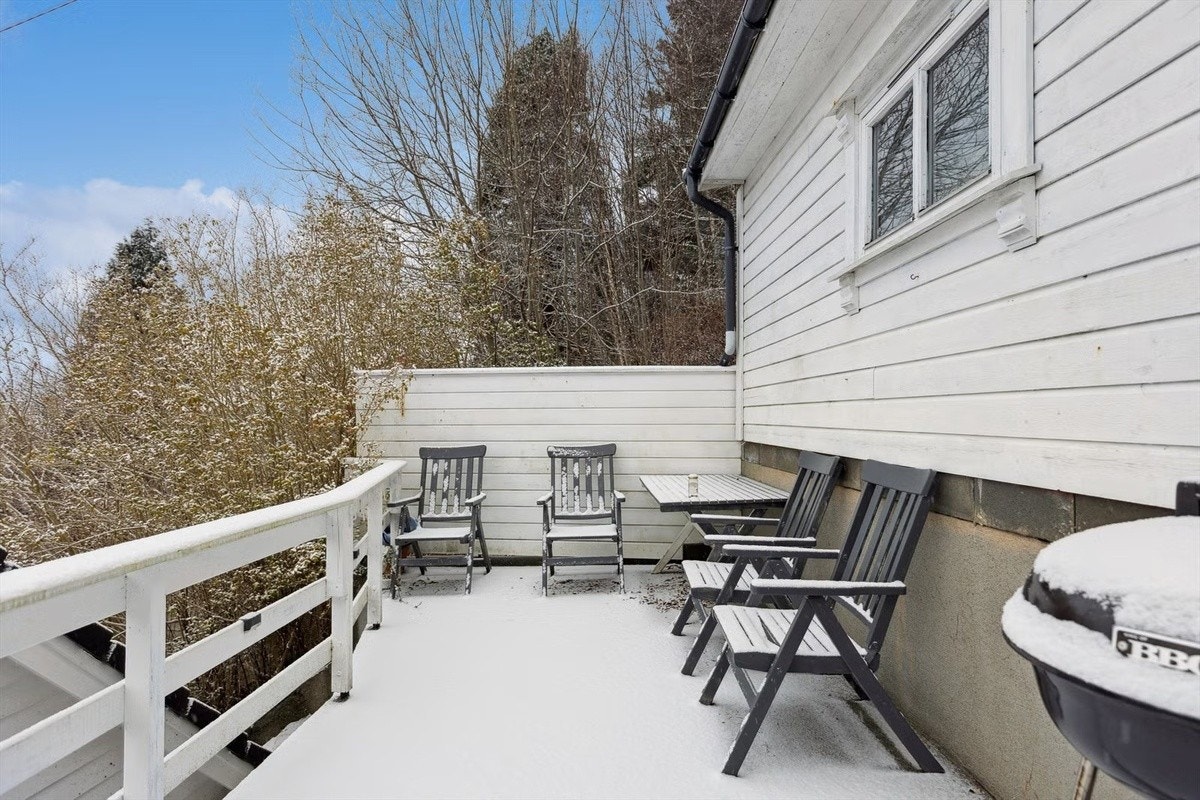 Egen terrasse og stor utvendig bod Galleribilde