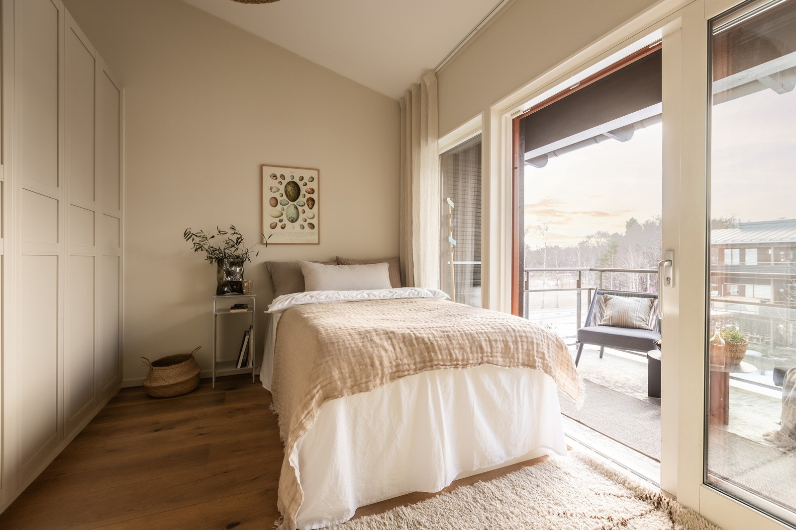 Svært god takhøyde og romslige garderobeskap. Det er også god plass til ekstra lagring over skapene pga takhøyden. Galleribilde