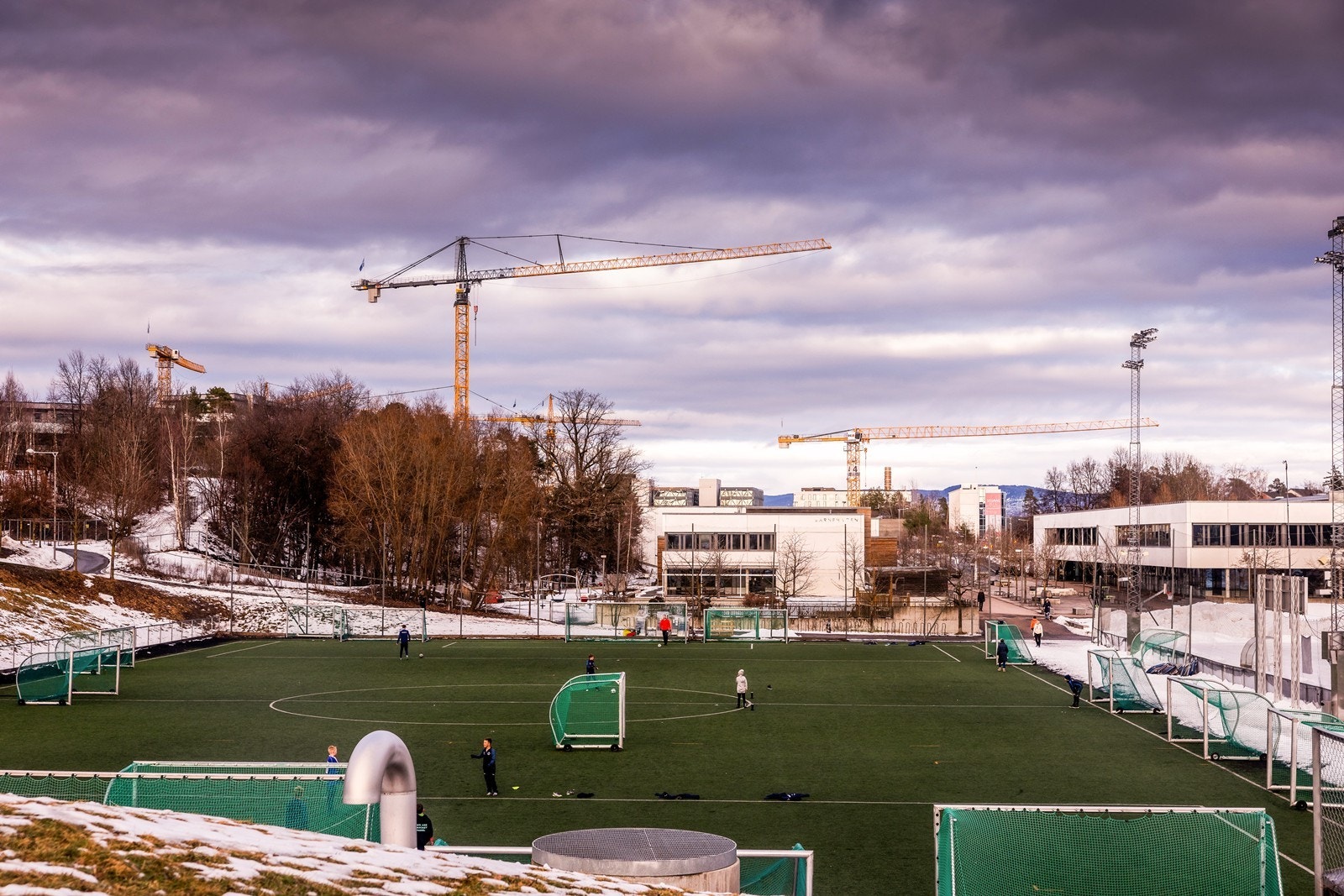 Den ene kunstgressbanen er i full bruk hele vinteren. Bak ser man Hundsund ungdomsskole, barnehage og svømmehall. Galleribilde