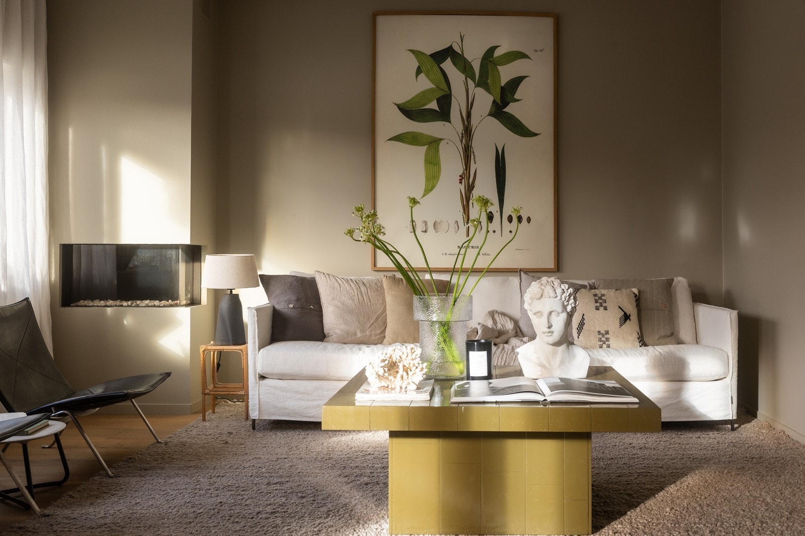 Hyggelig stuedel med god plass til møbler, gasspeisen gir både varme og bidrar til lun og hyggelig atmosfære. Galleribilde