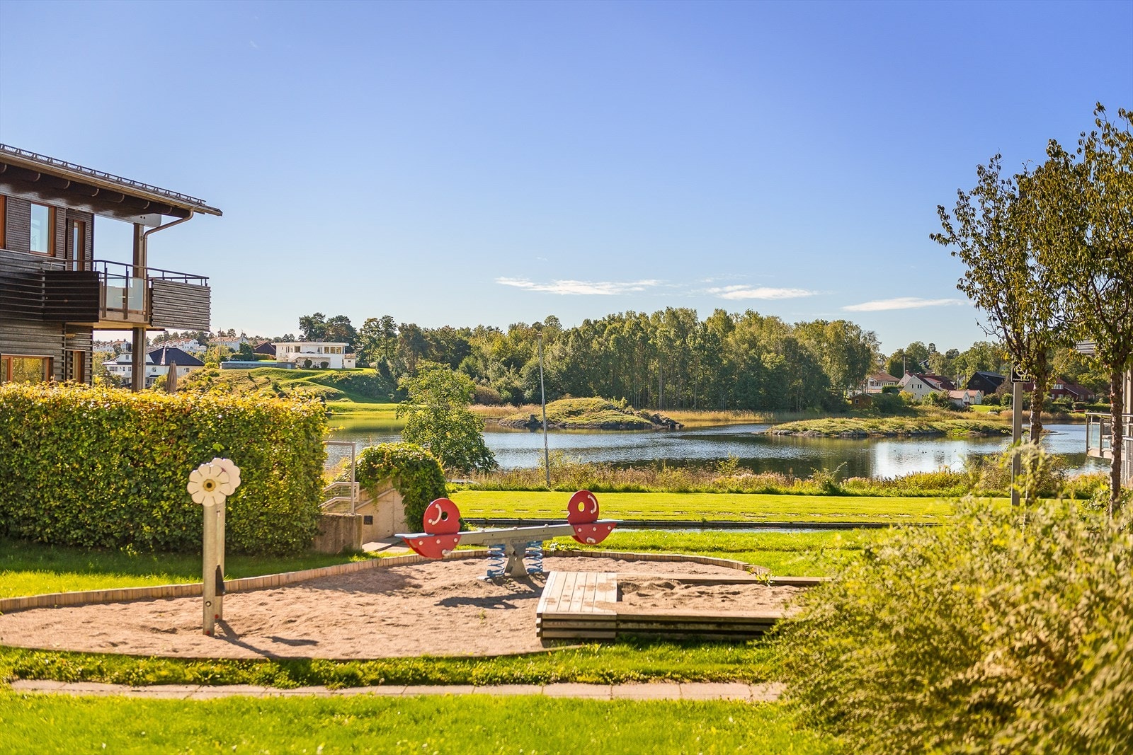 Fellesarealer til sameiet. På andre siden er det badestrand i Koksabukta. Galleribilde