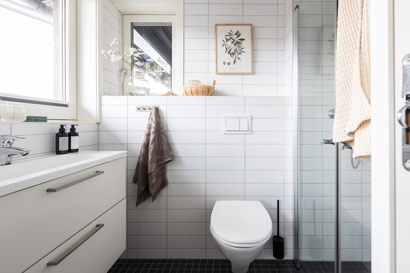 Bad 2 av 3: Hovedsoverommet har tilgang til eget bad med WC, dusj, og to vinduer for et deilig naturlig lys. Galleribilde