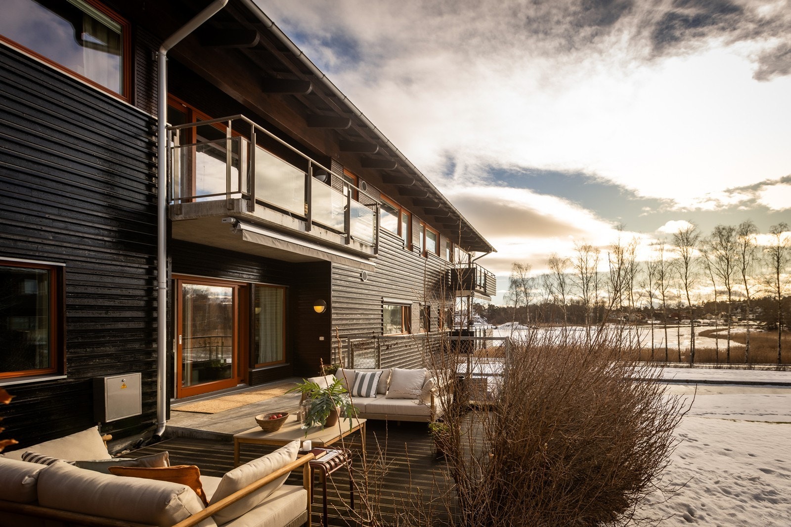 Bred markise er installert for å få skygge på terrassen. Galleribilde